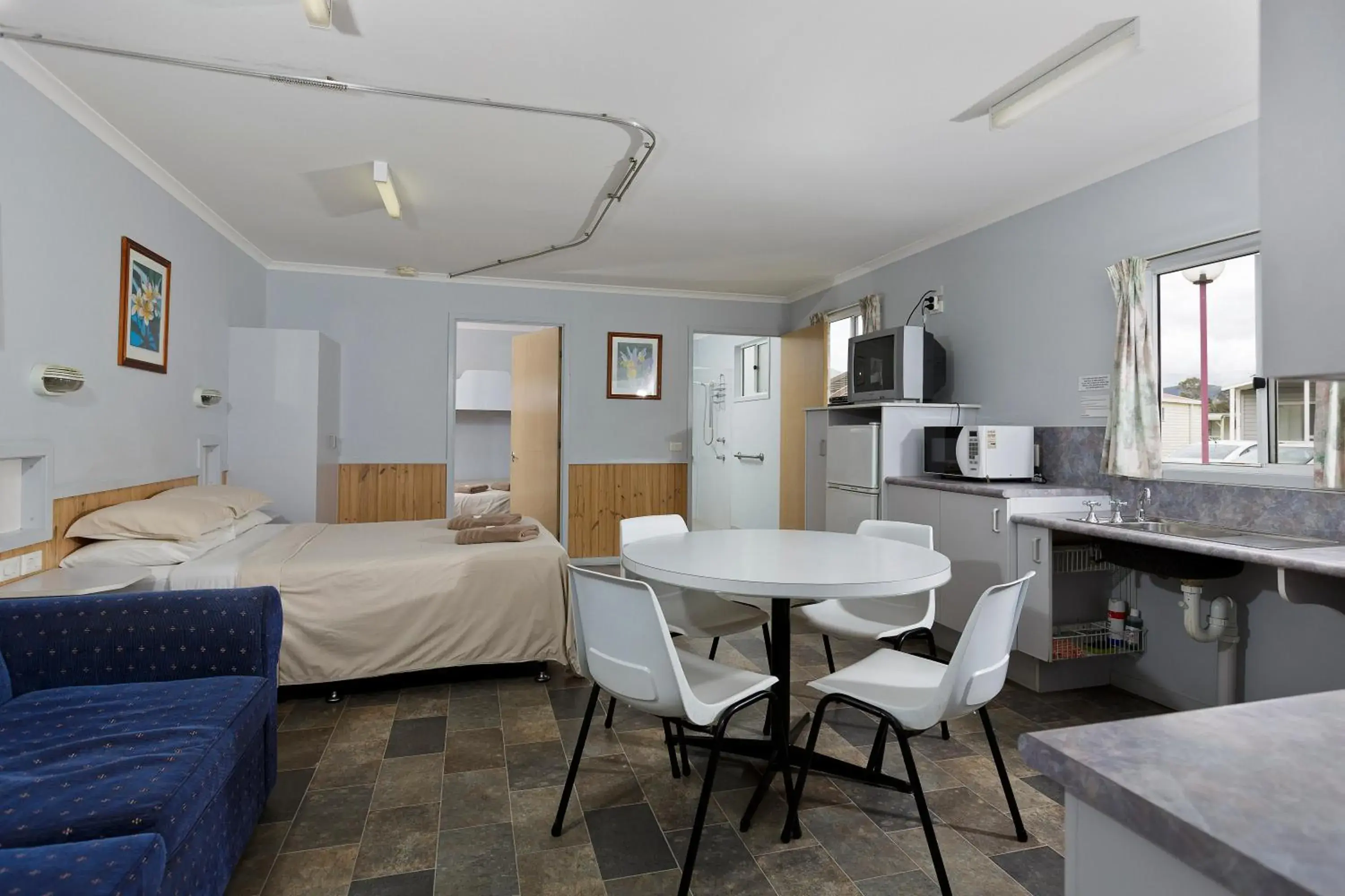 Living room, Bed in Ingenia Holidays Hunter Valley Living room, Bed in Ingenia Holidays Hunter Valley