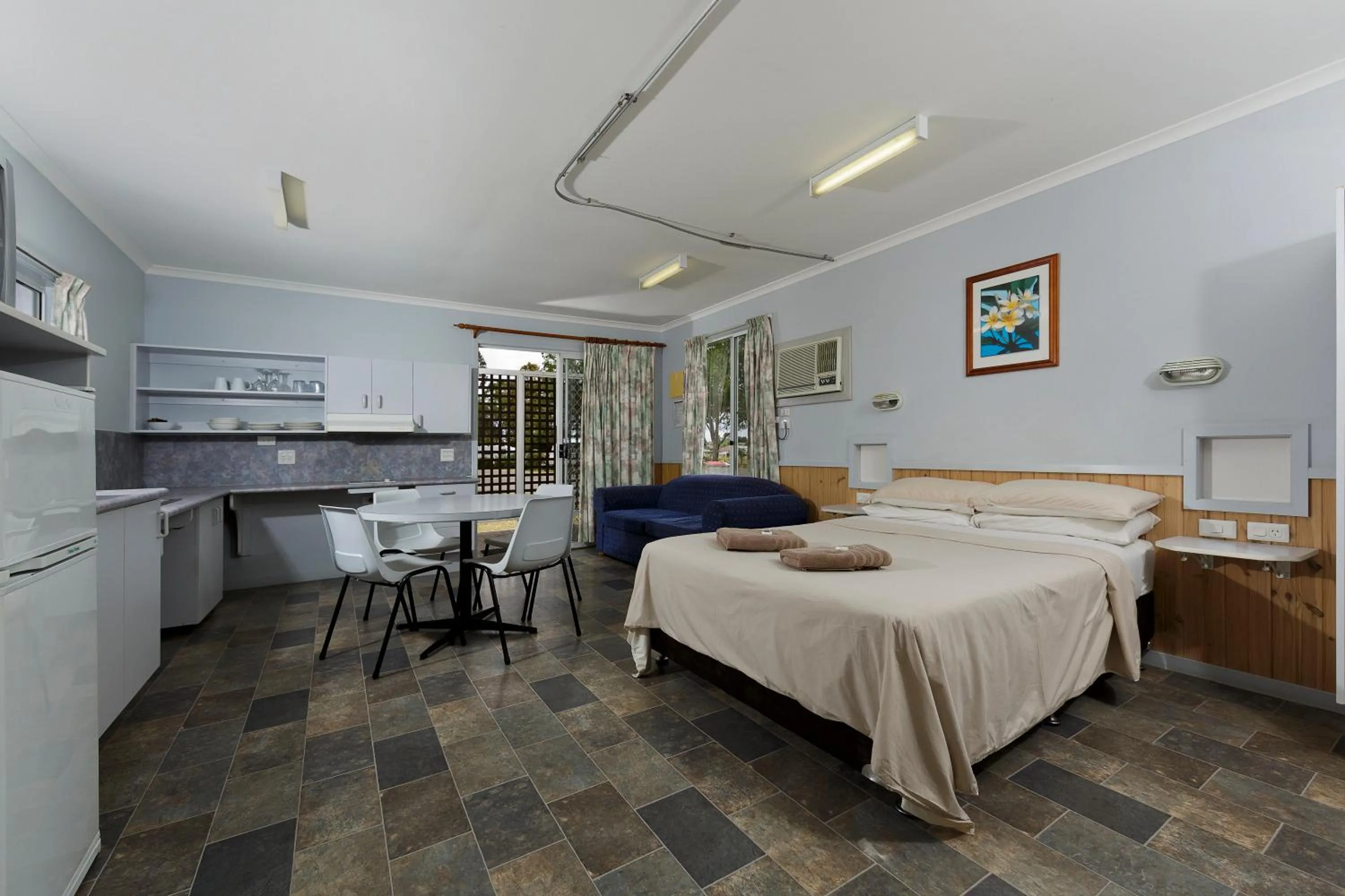 Kitchen or kitchenette, Bed in Ingenia Holidays Hunter Valley