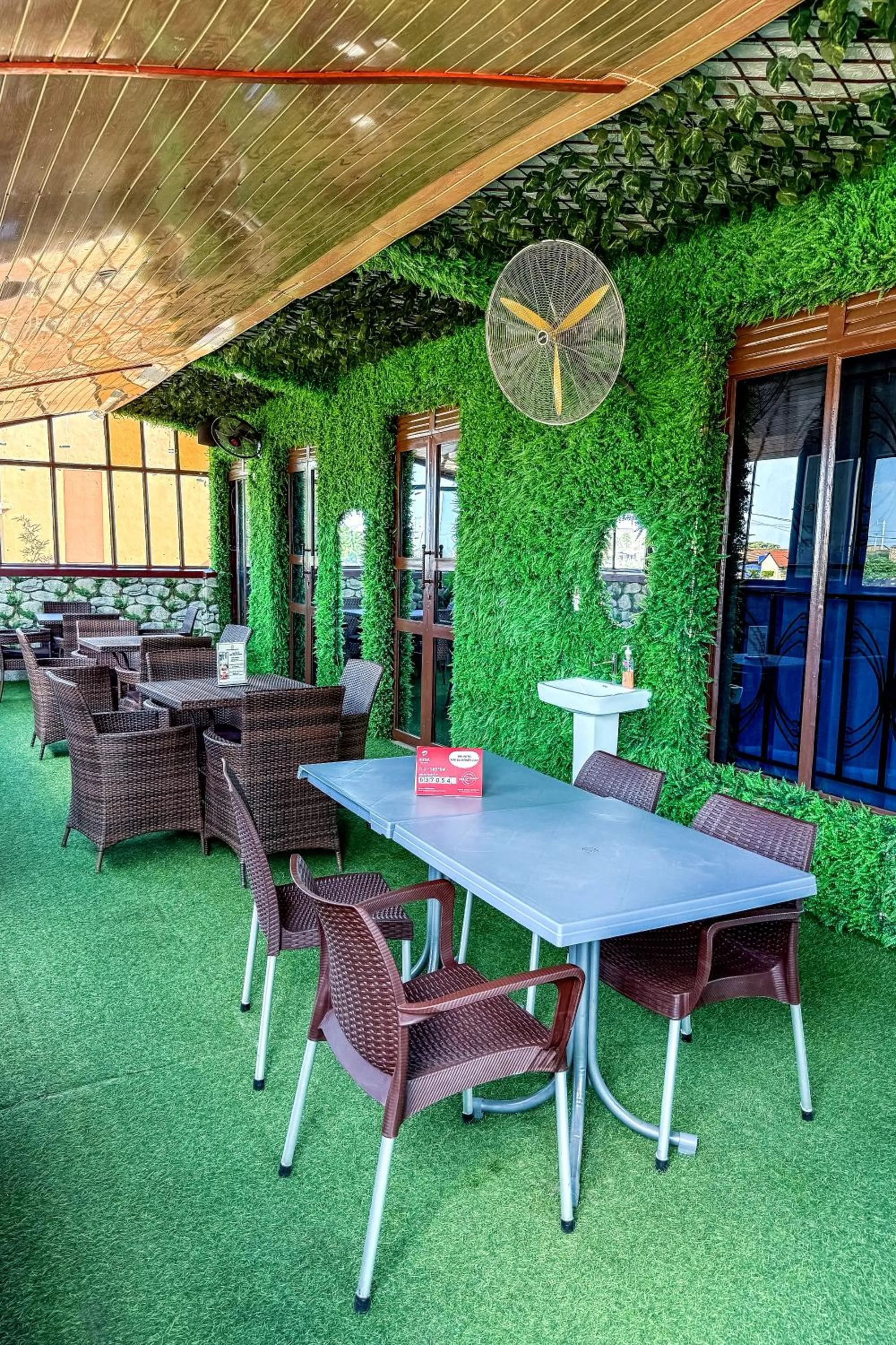 Restaurant/places to eat in BWIRANDA HOTEL