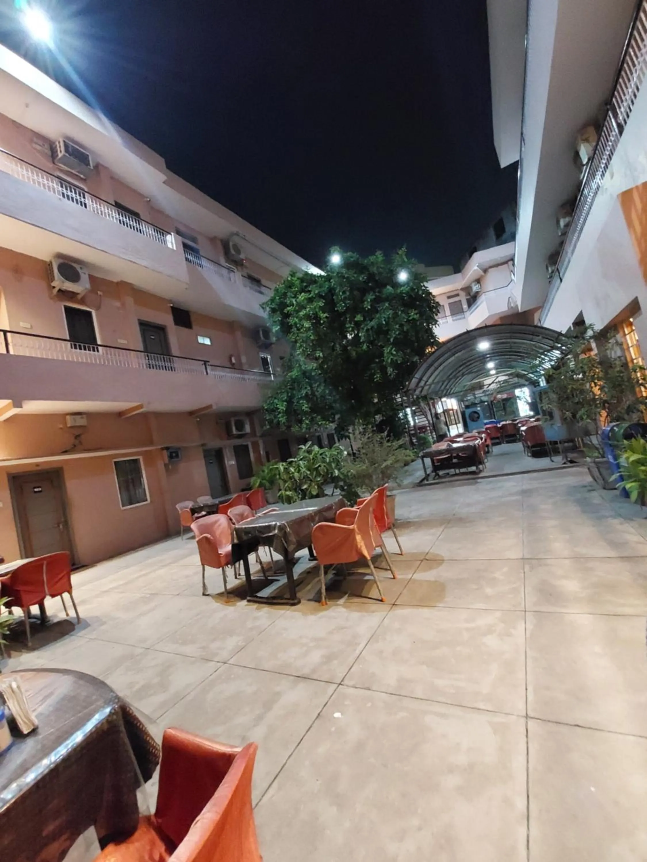 Restaurant/places to eat in Hotel Alka