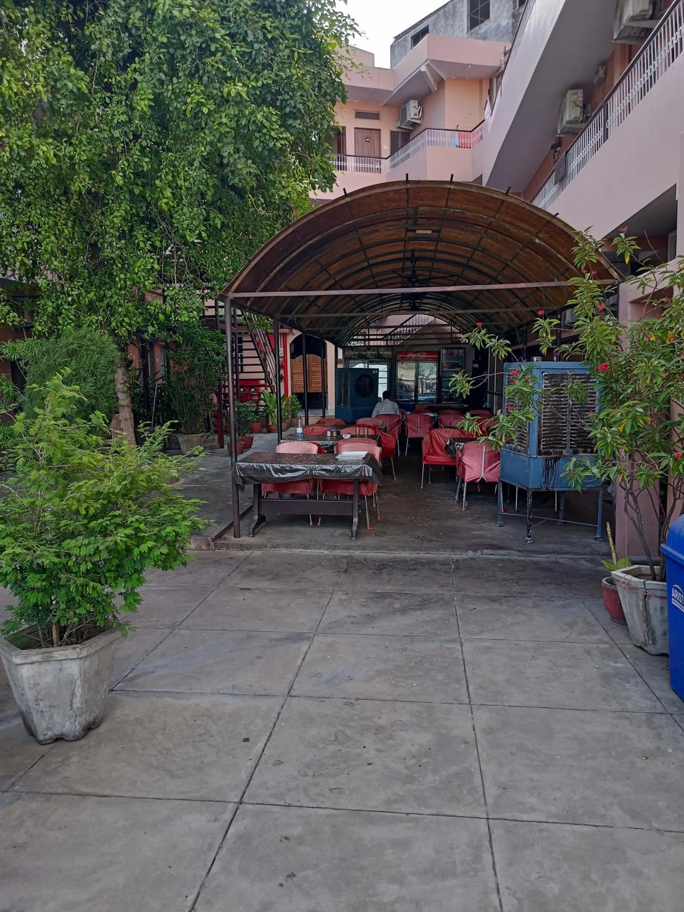 Restaurant/places to eat in Hotel Alka