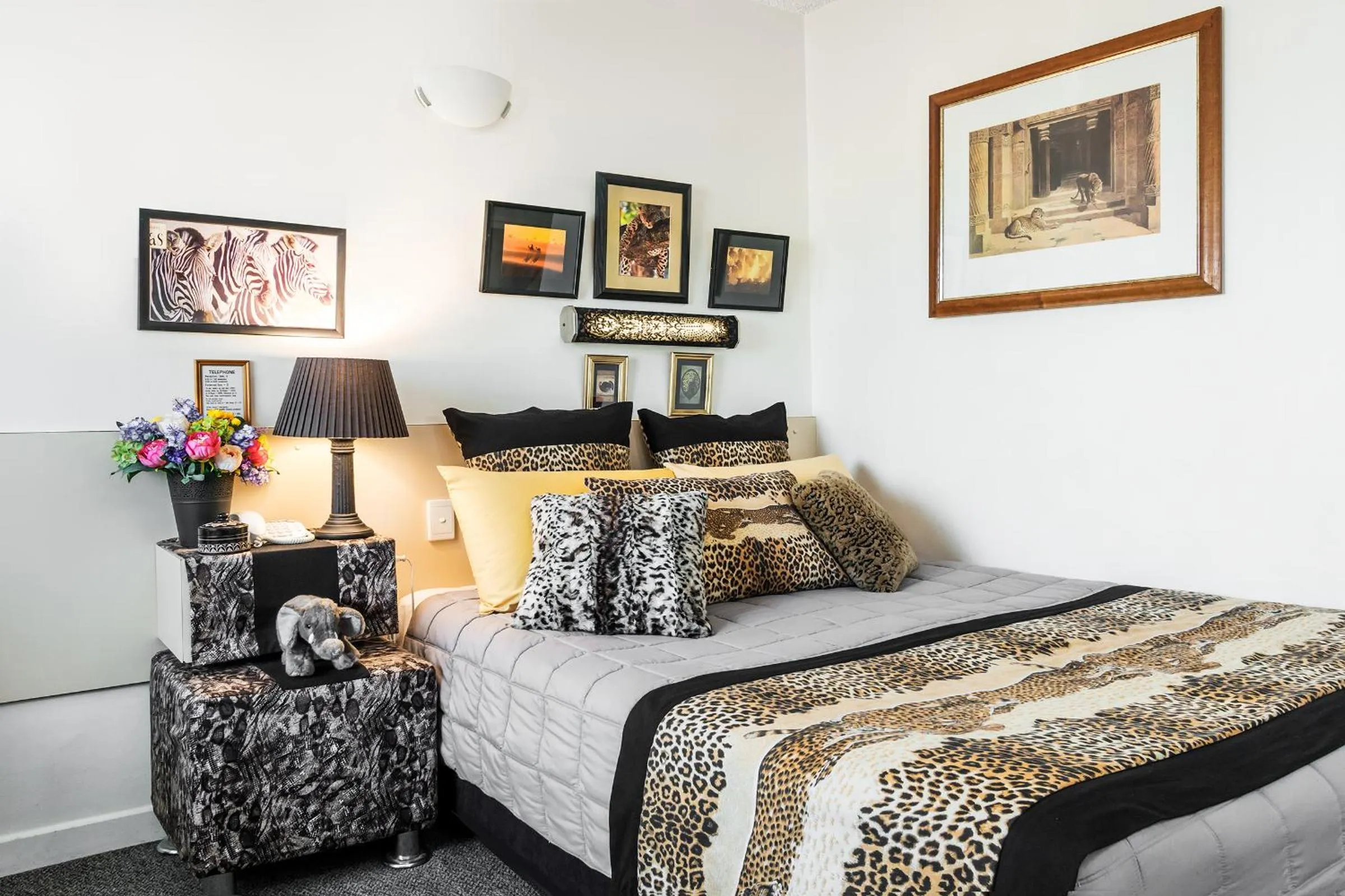 Bed in Airport Riverview Motel