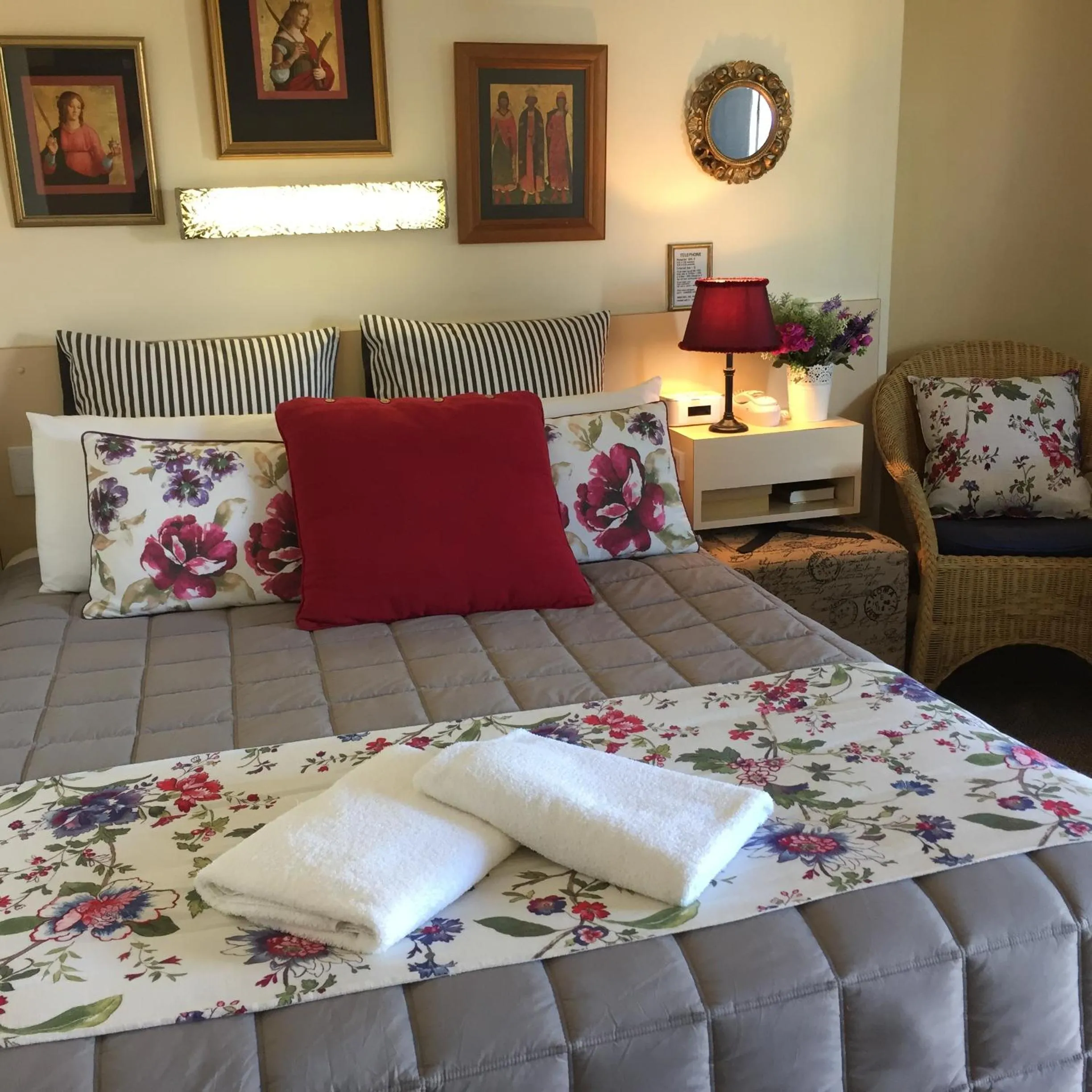 Bed in Airport Riverview Motel