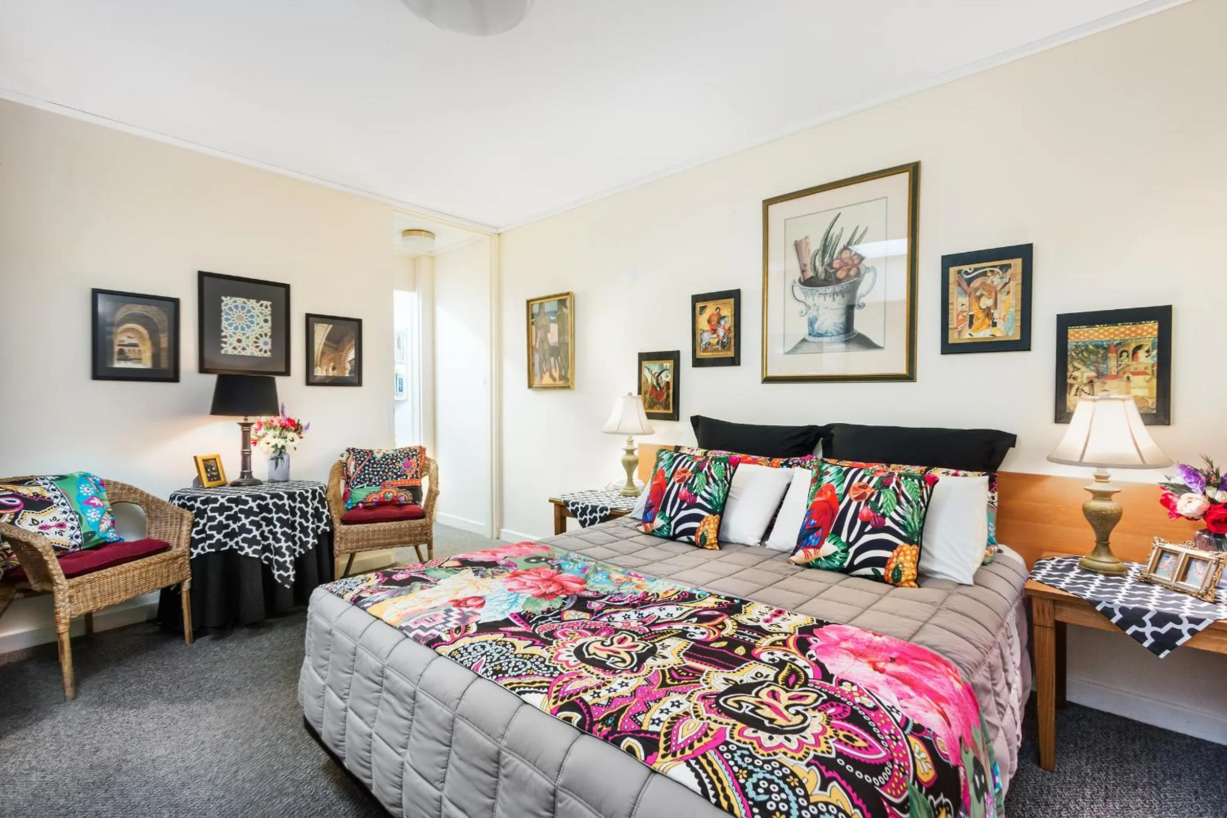 Bed in Airport Riverview Motel