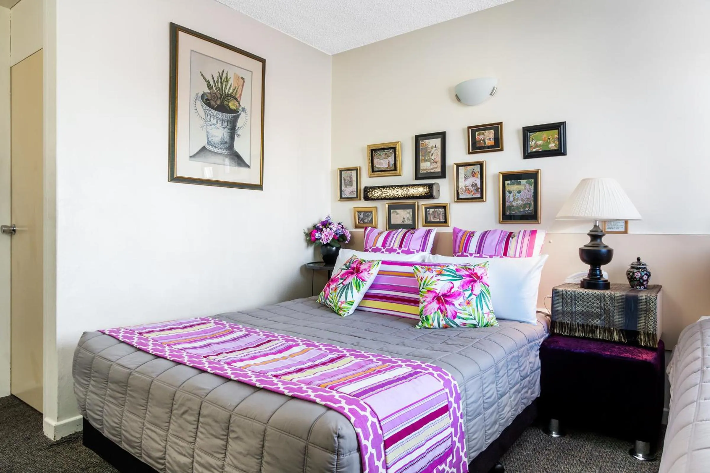 Bed in Airport Riverview Motel