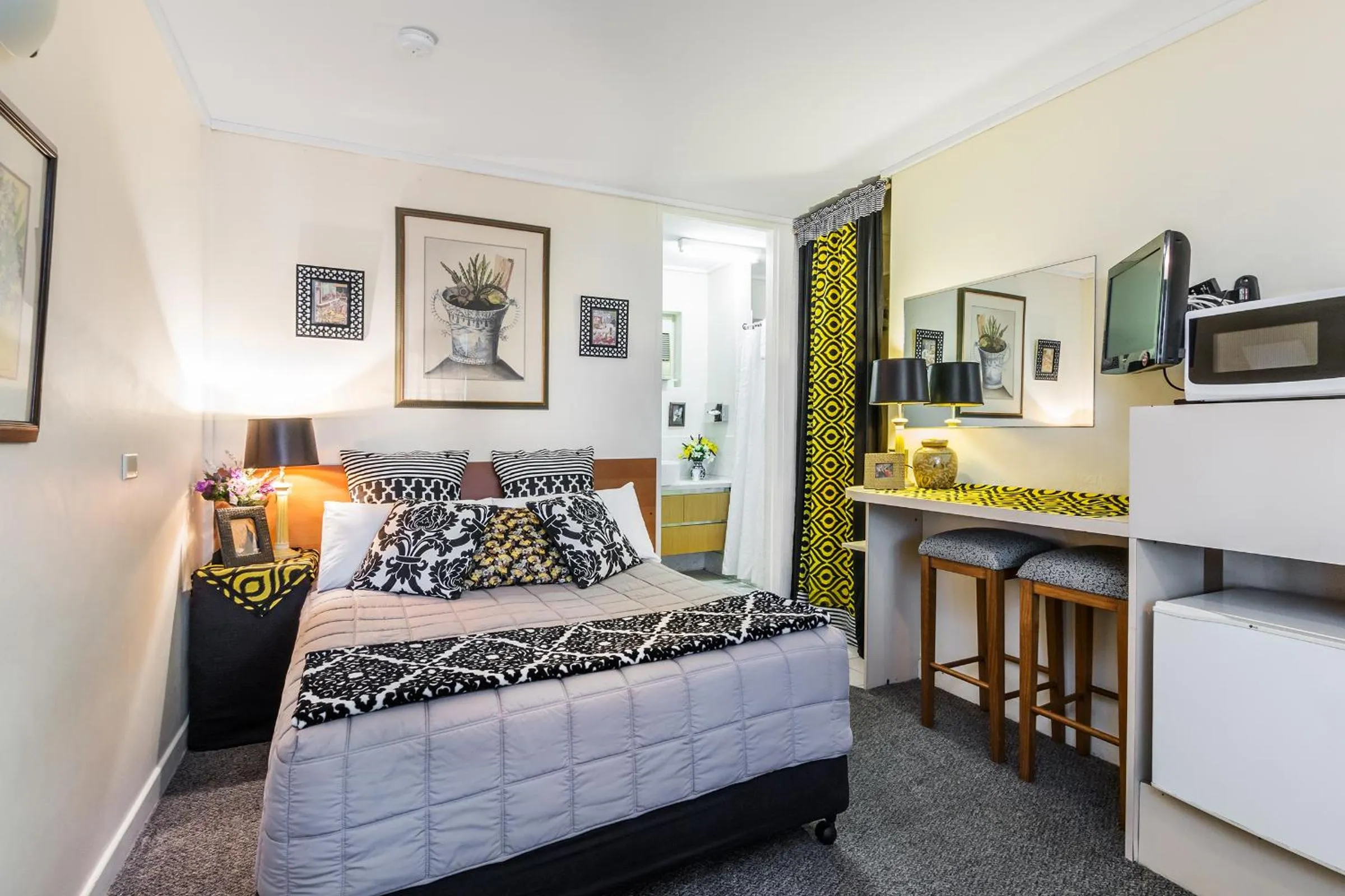 Bed in Airport Riverview Motel