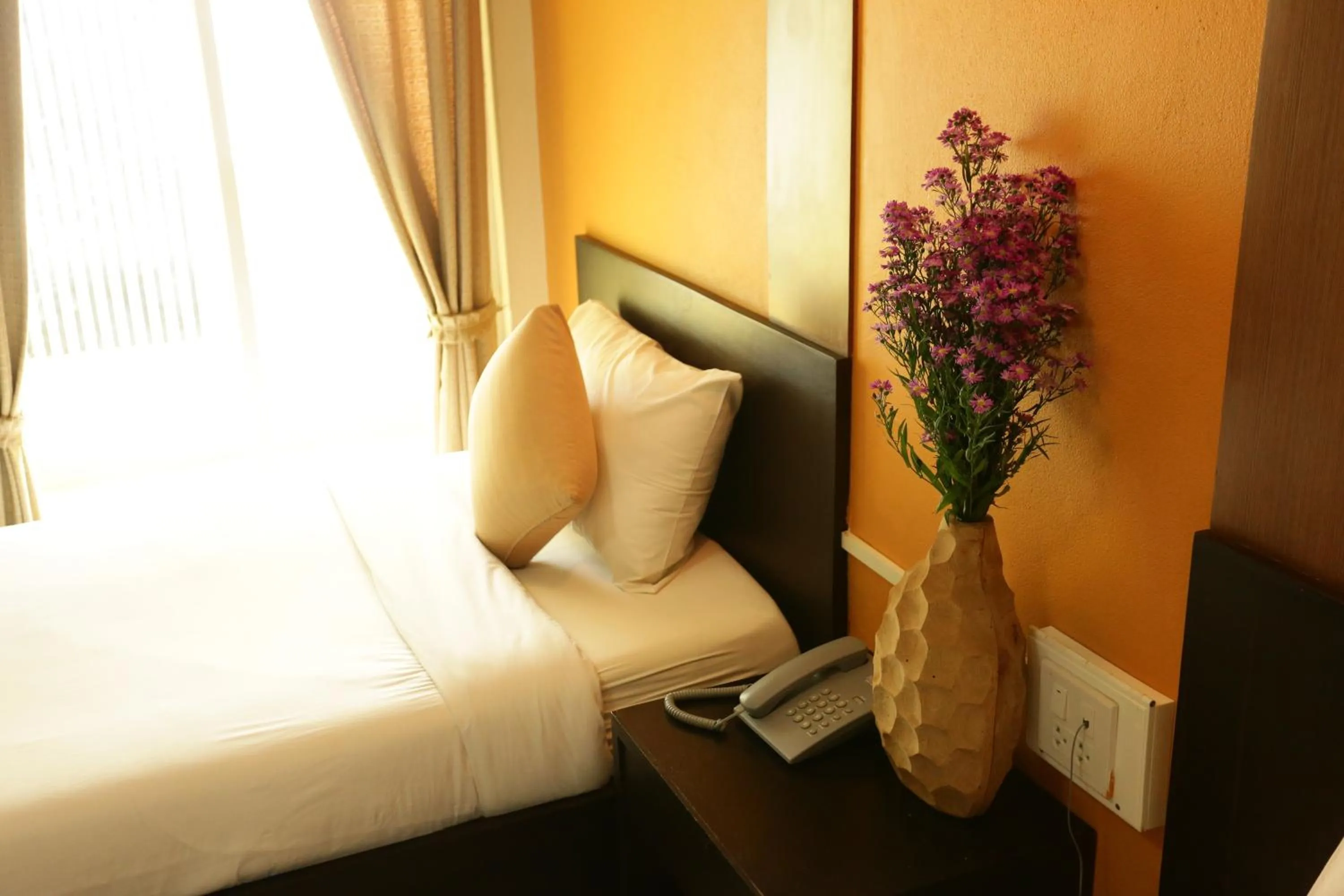 Photo of the whole room, Bed in Puangpech Place