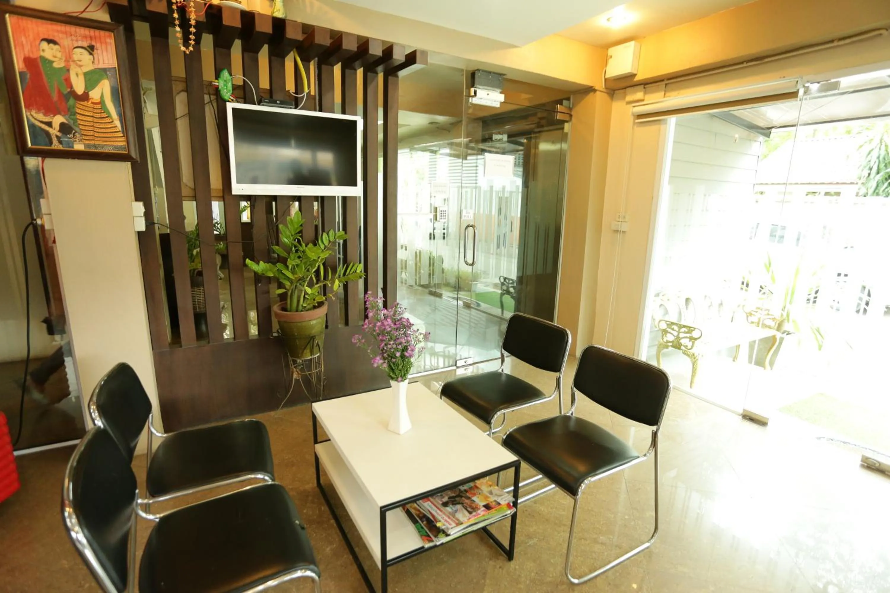 Restaurant/places to eat in Puangpech Place