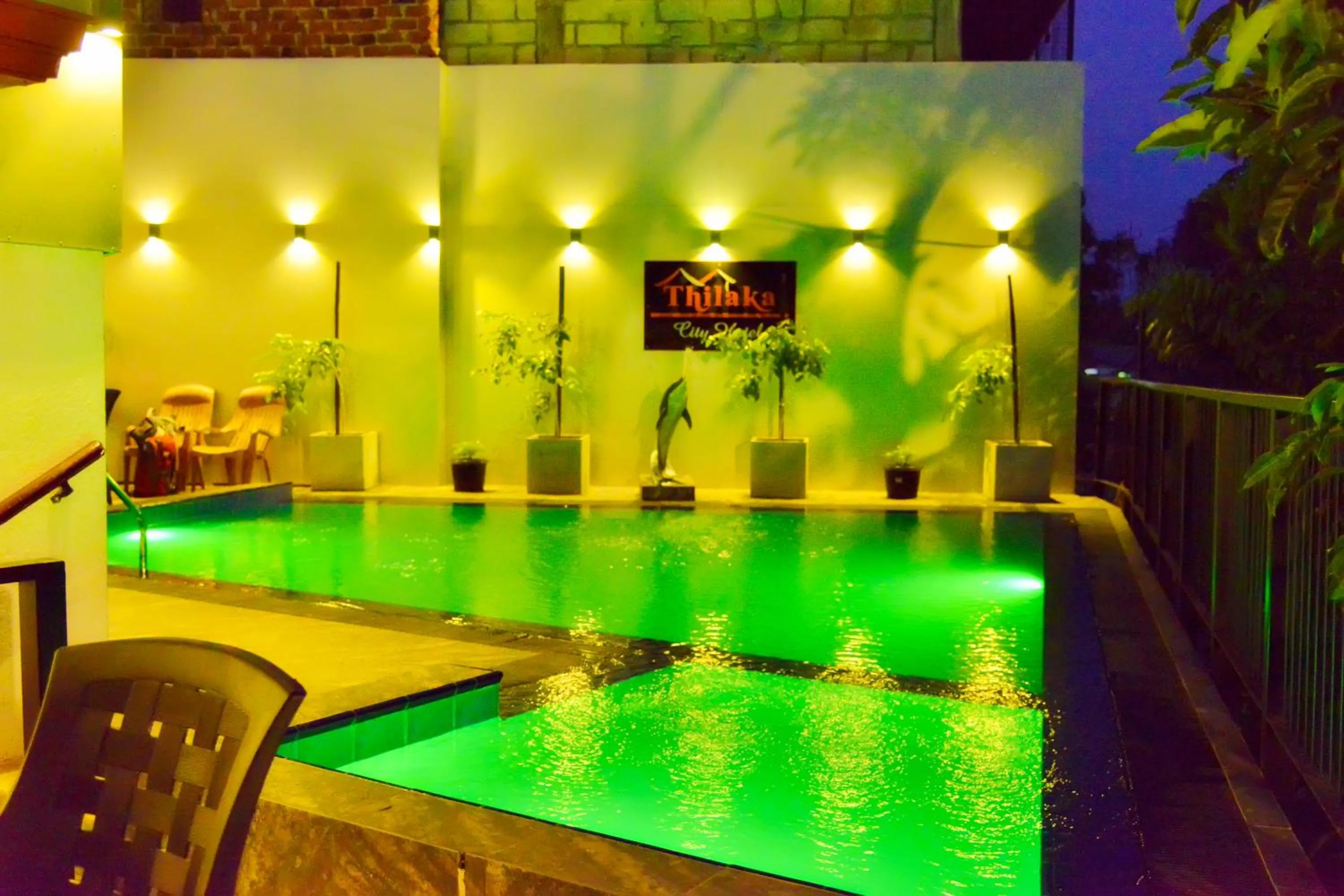 Swimming pool in Thilaka City Hotel