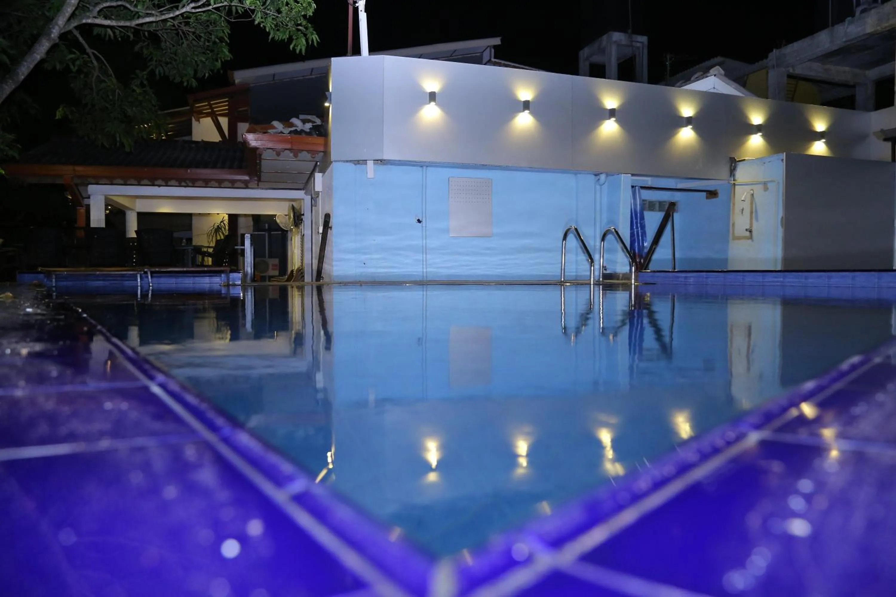 Swimming pool in Thilaka City Hotel