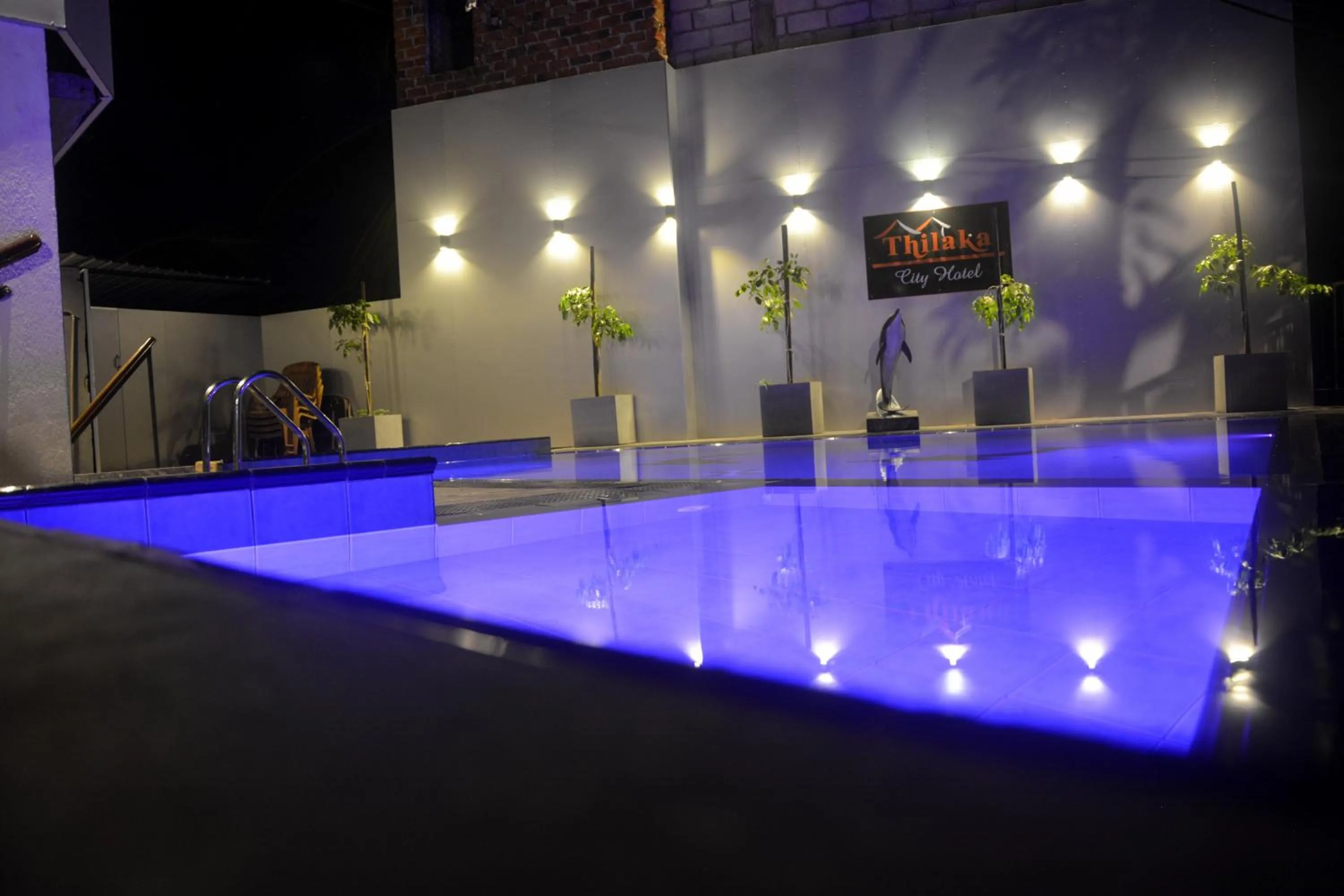 Swimming pool in Thilaka City Hotel