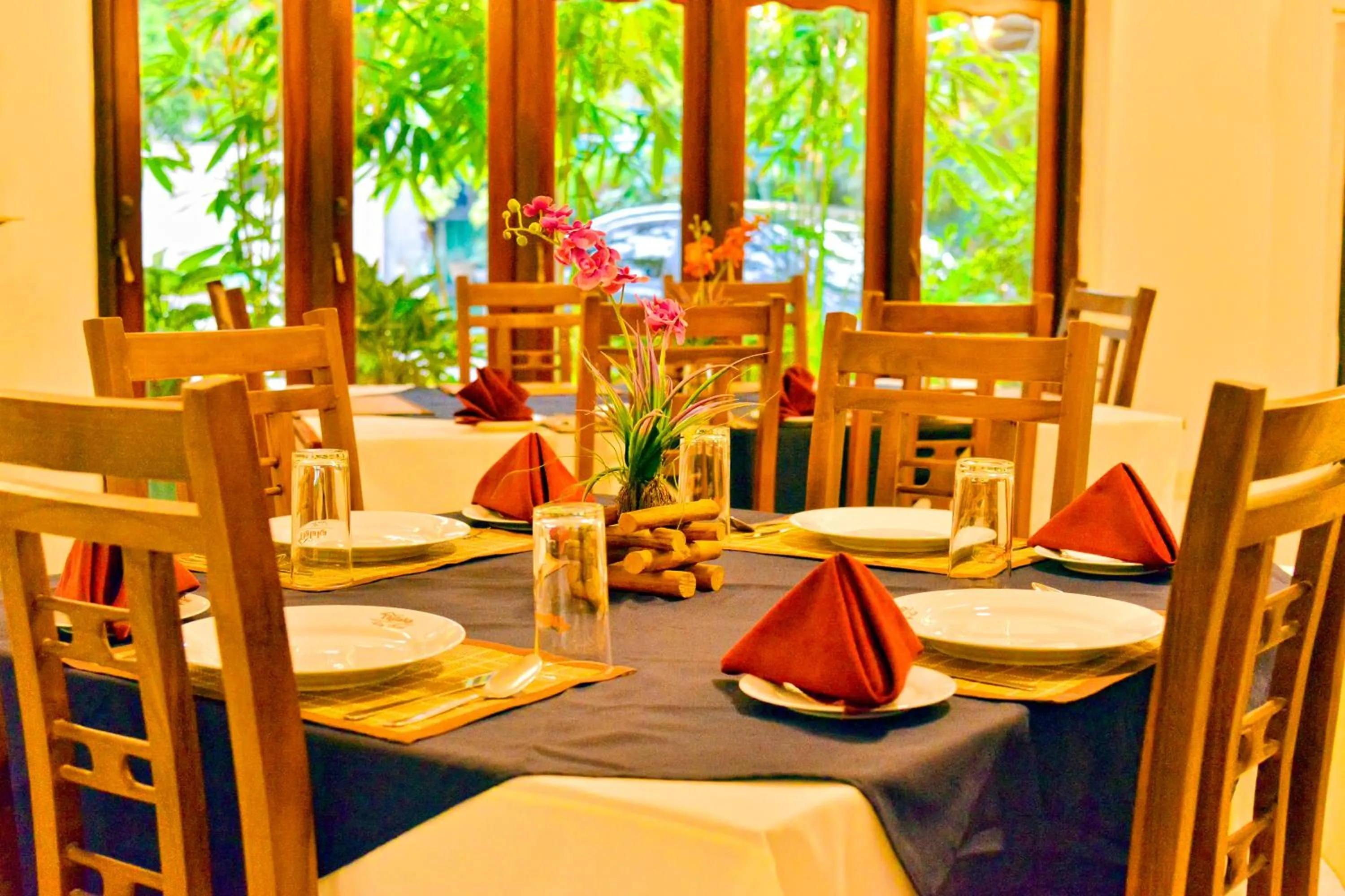 Restaurant/places to eat in Thilaka City Hotel