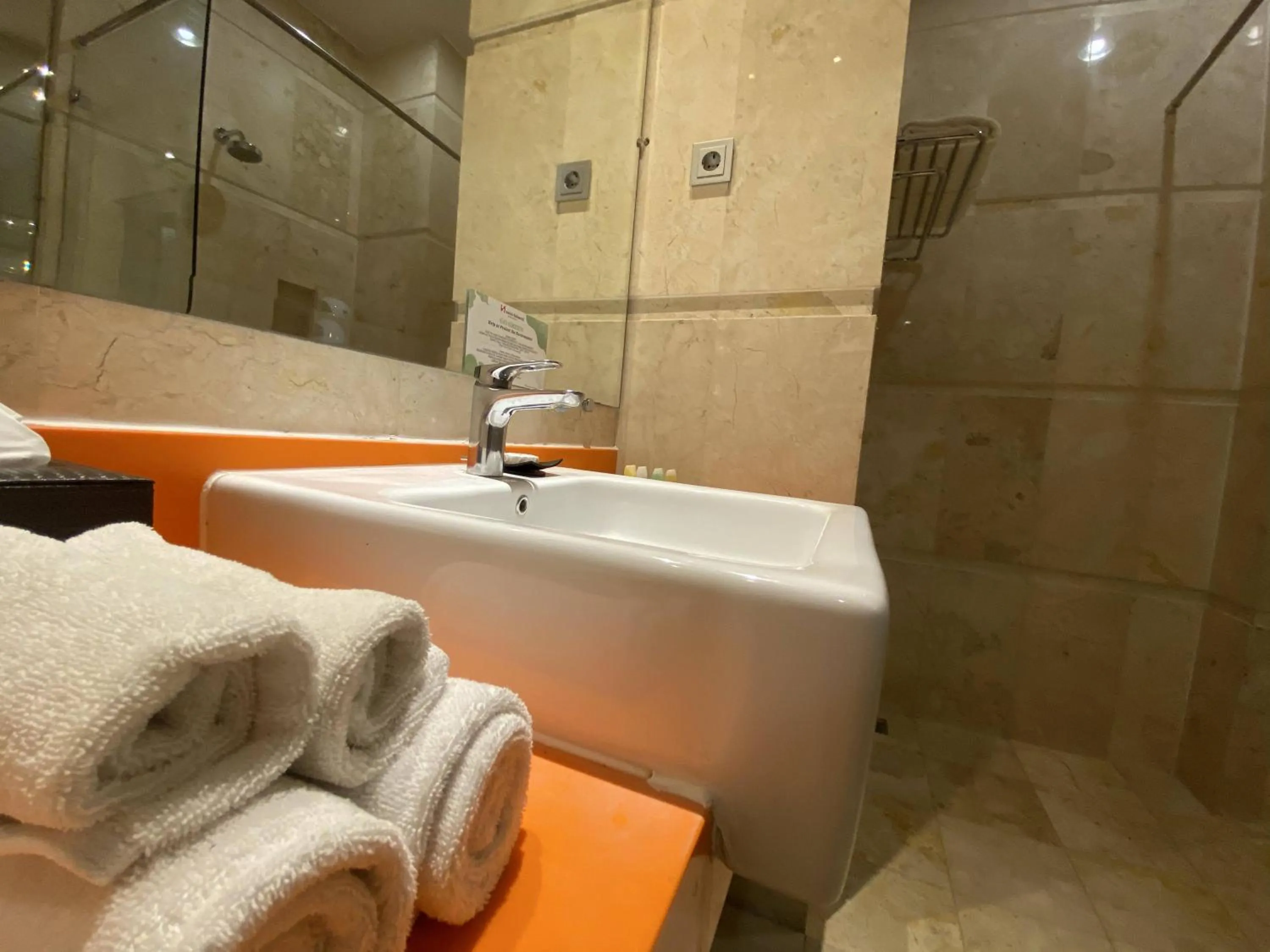 Bathroom in Swiss-Belcourt Makassar