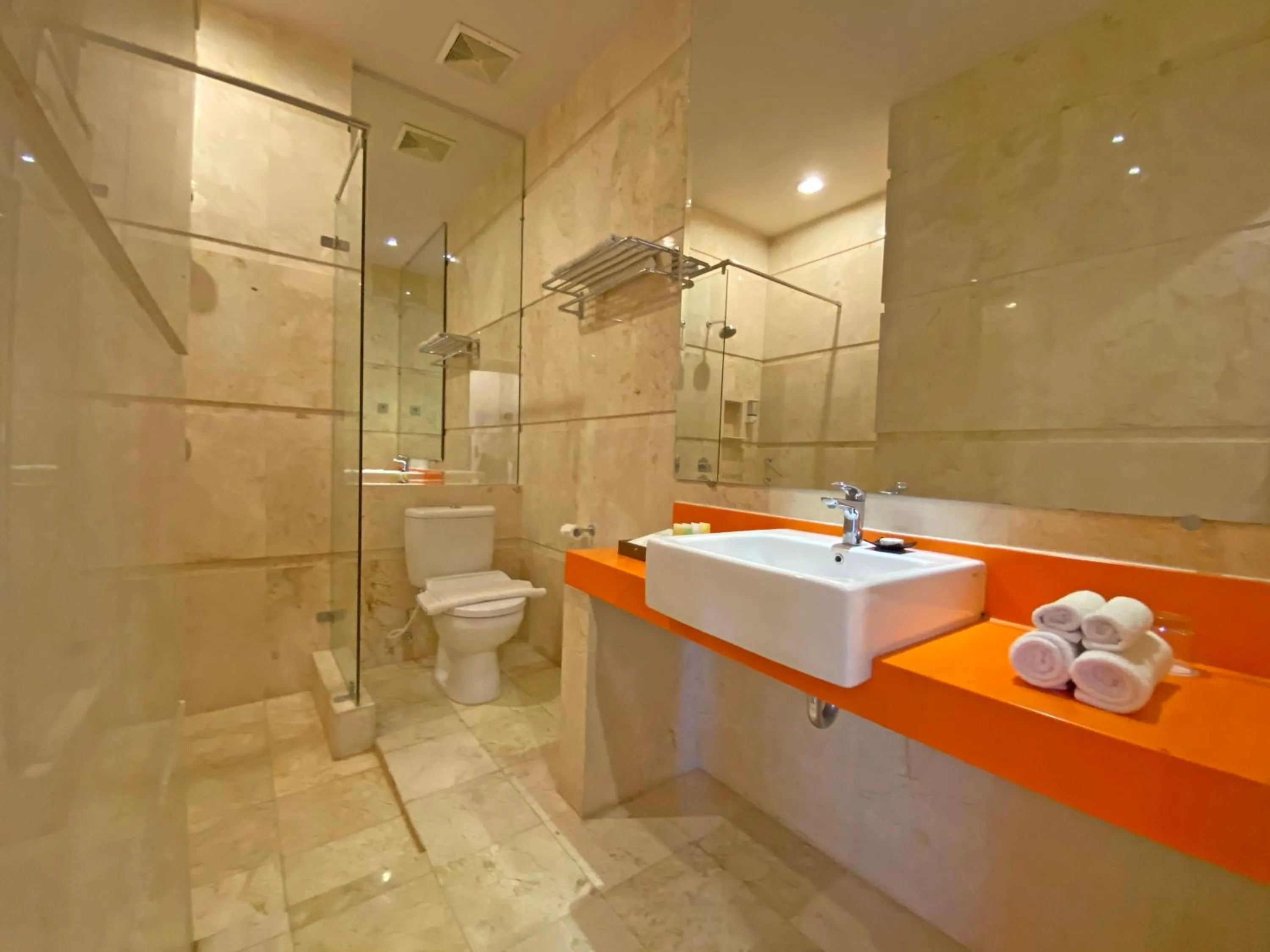 Bathroom in Swiss-Belcourt Makassar