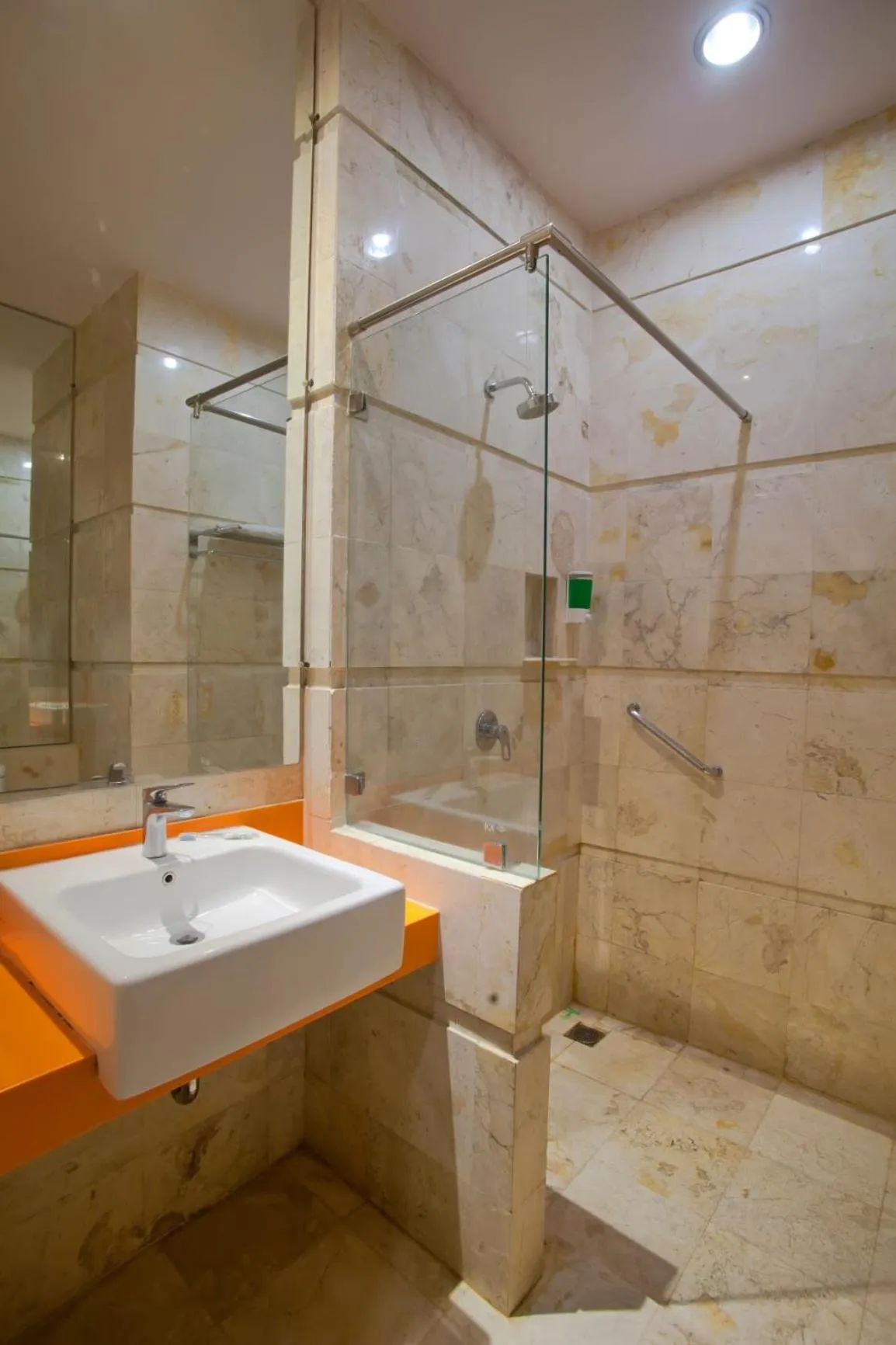 Shower in Swiss-Belcourt Makassar
