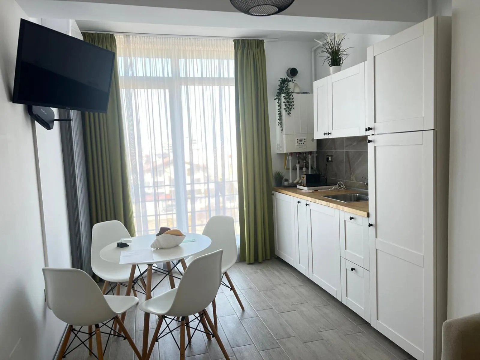 TV and multimedia in Aparthotel Ella Mamaia