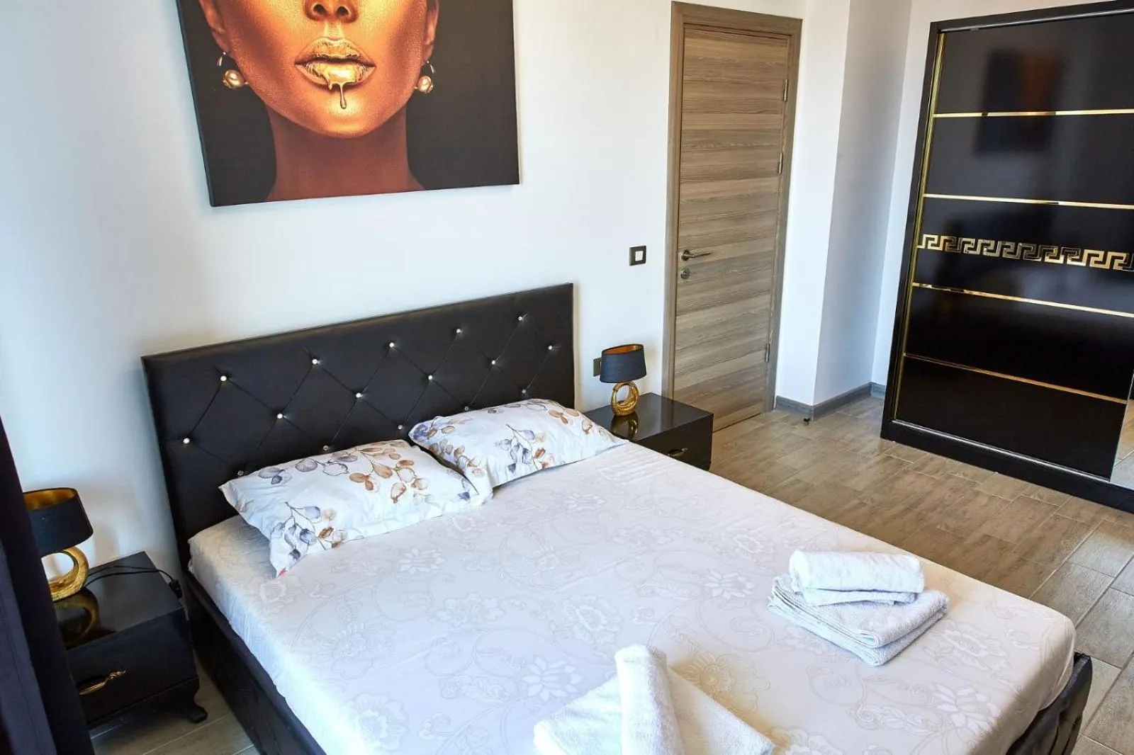 Decorative detail, Bed in Aparthotel Ella Mamaia