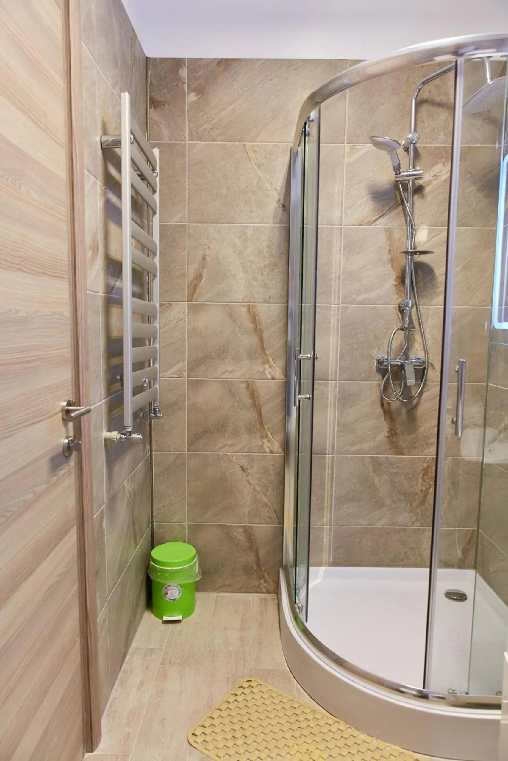 Shower in Aparthotel Ella Mamaia