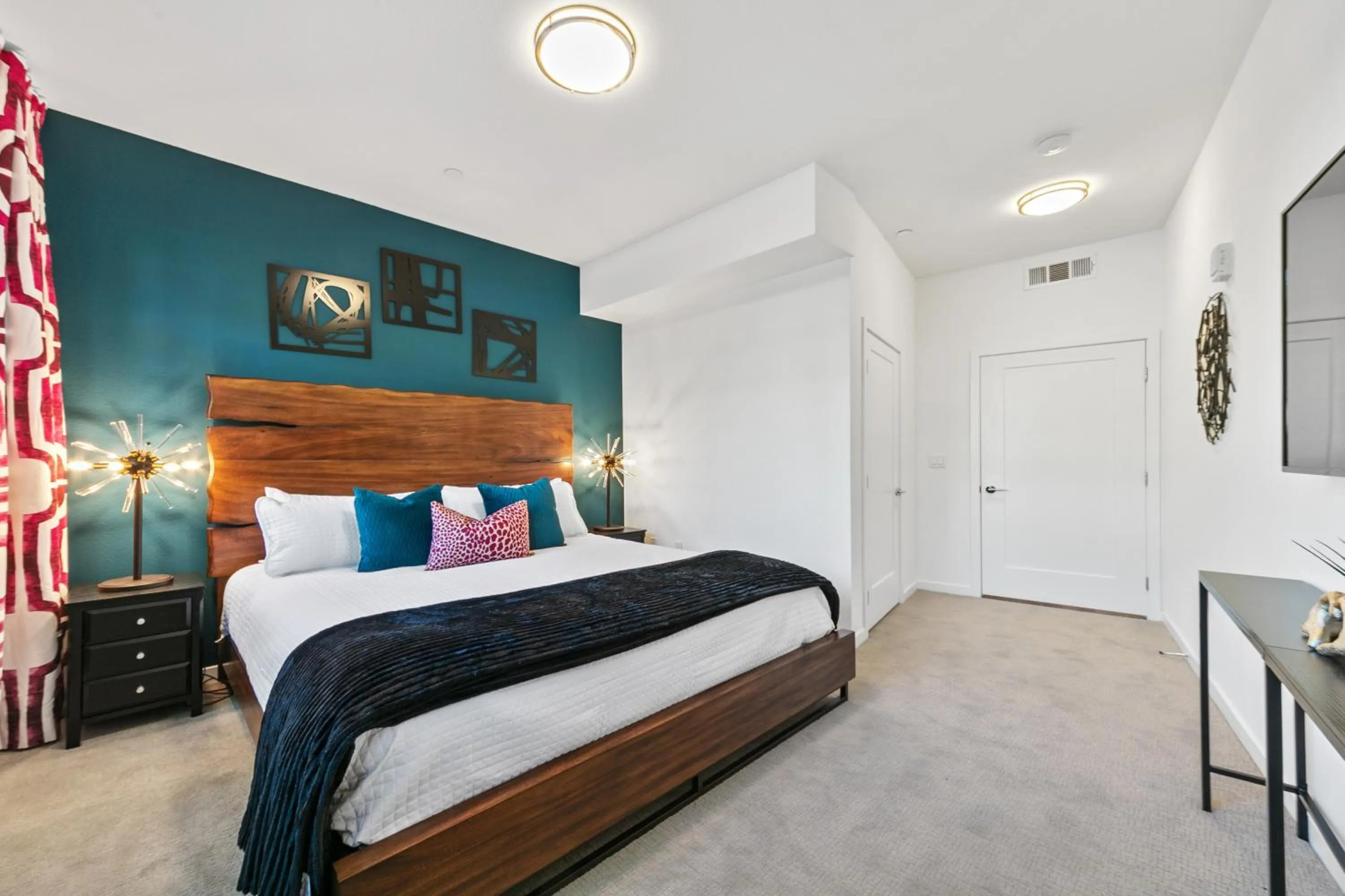 Bed in Fairfax District Chic City Oasis 2 BR Apt with Den 136