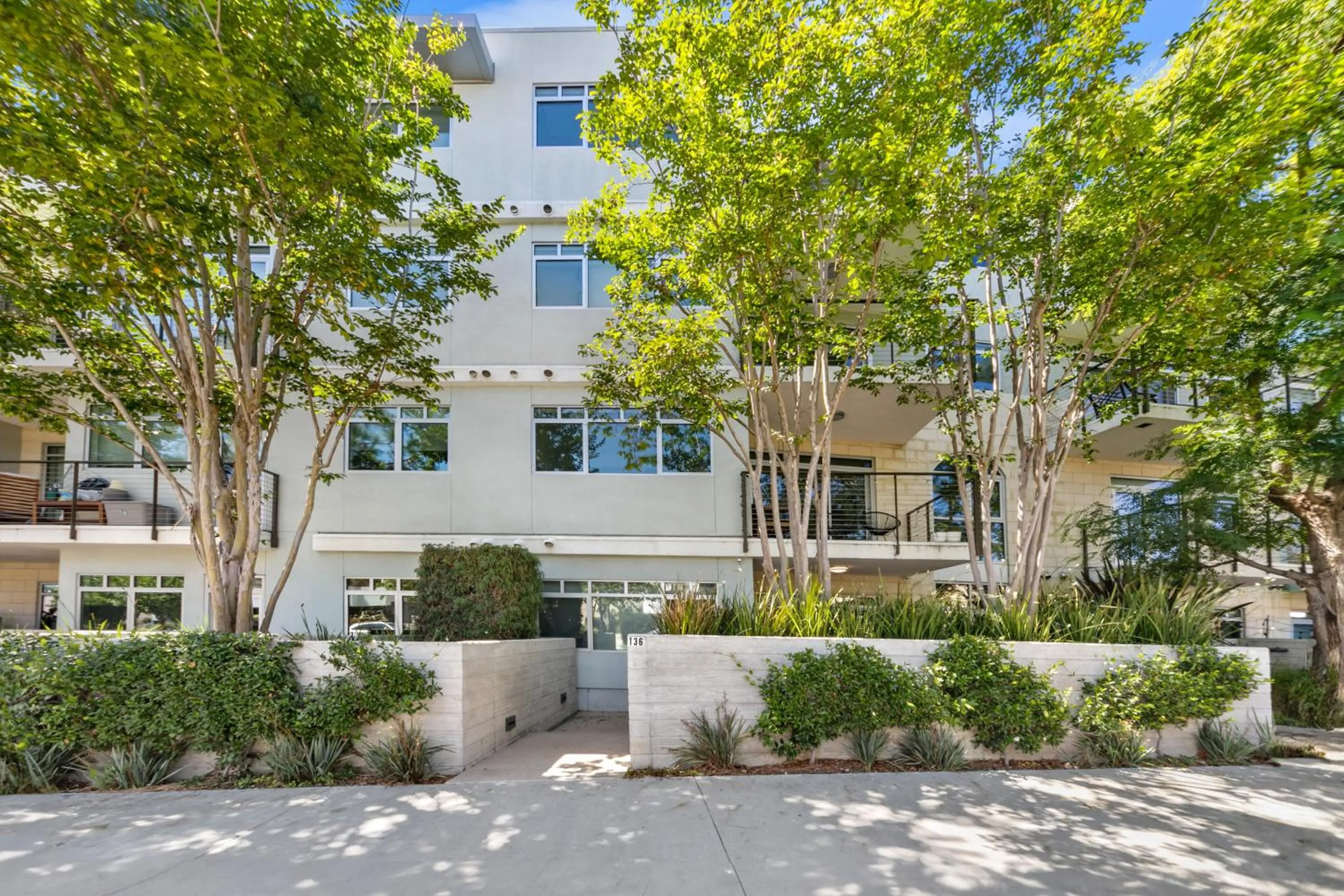 Fairfax District Chic City Oasis 2 BR Apt with Den 136