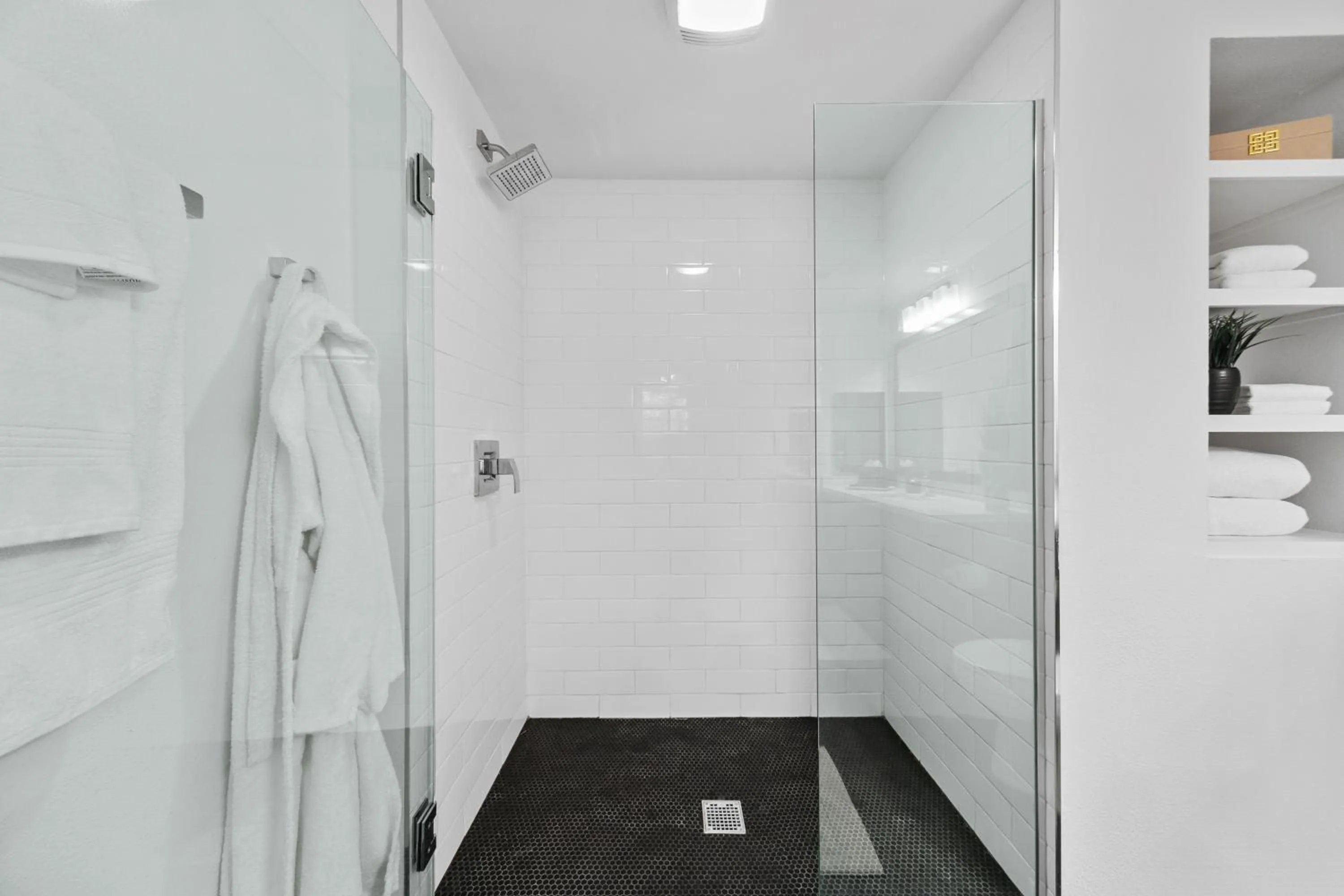Fairfax District Chic City Oasis 2 BR Apt with Den 136