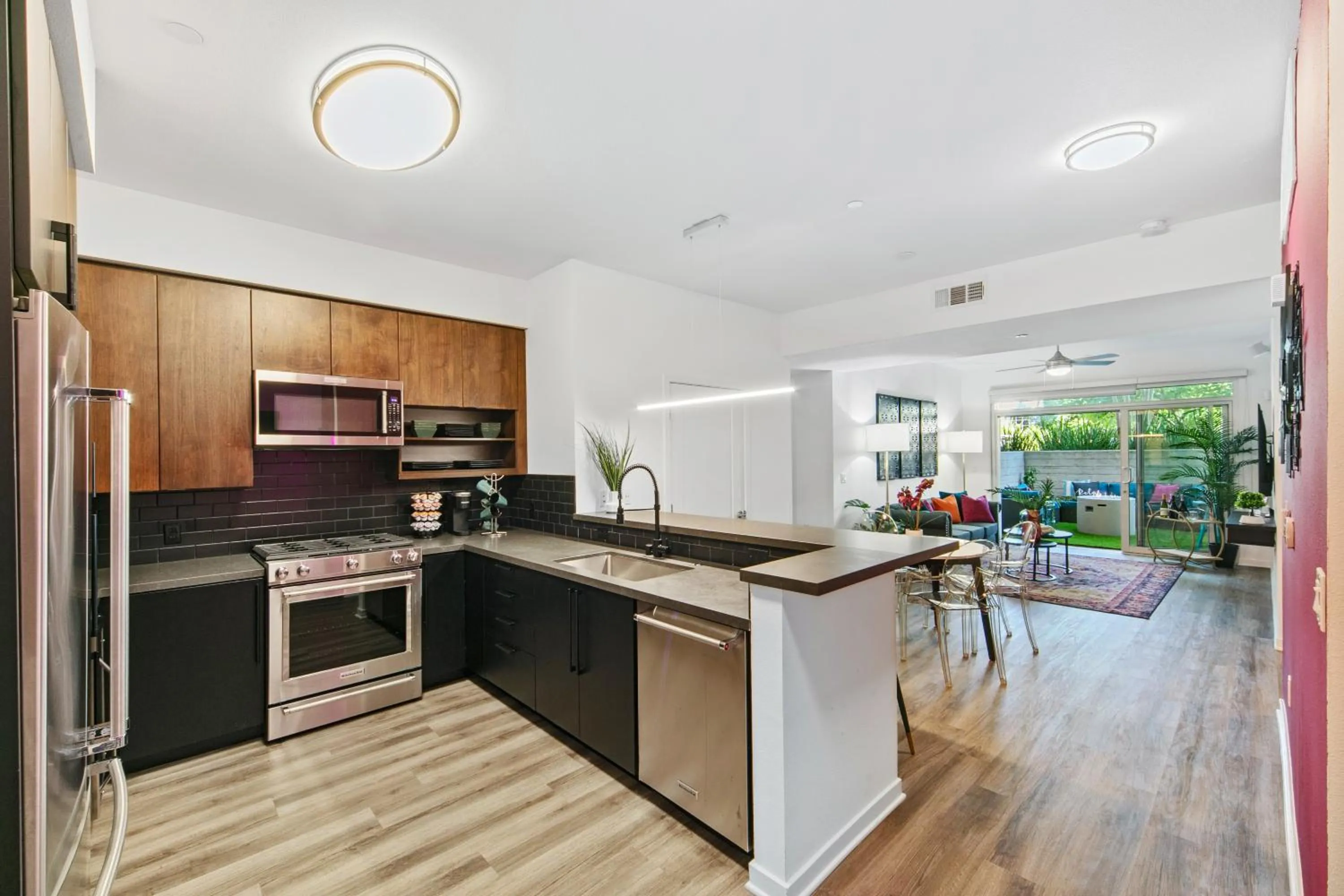 Fairfax District Chic City Oasis 2 BR Apt with Den 136