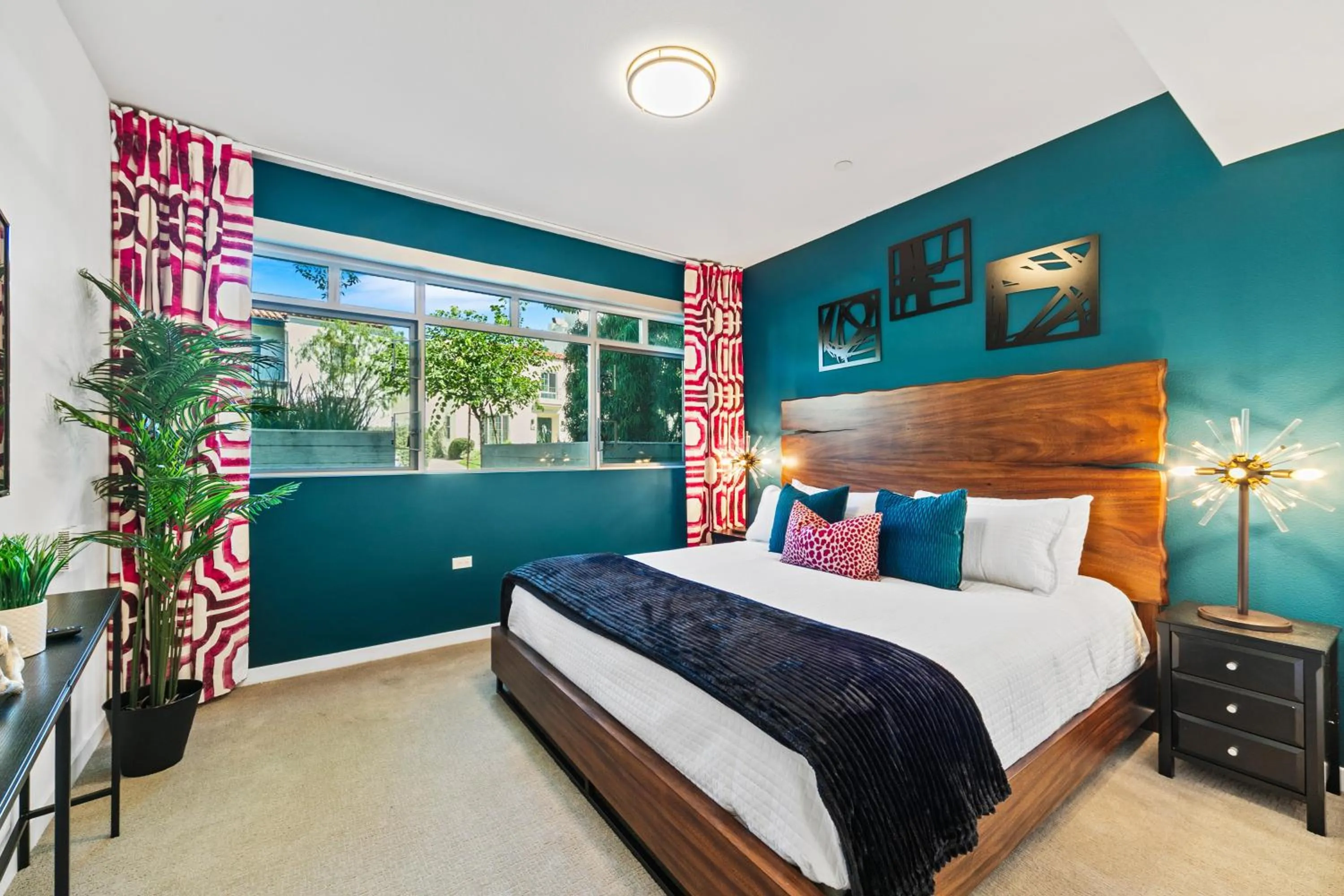 Bed in Fairfax District Chic City Oasis 2 BR Apt with Den 136