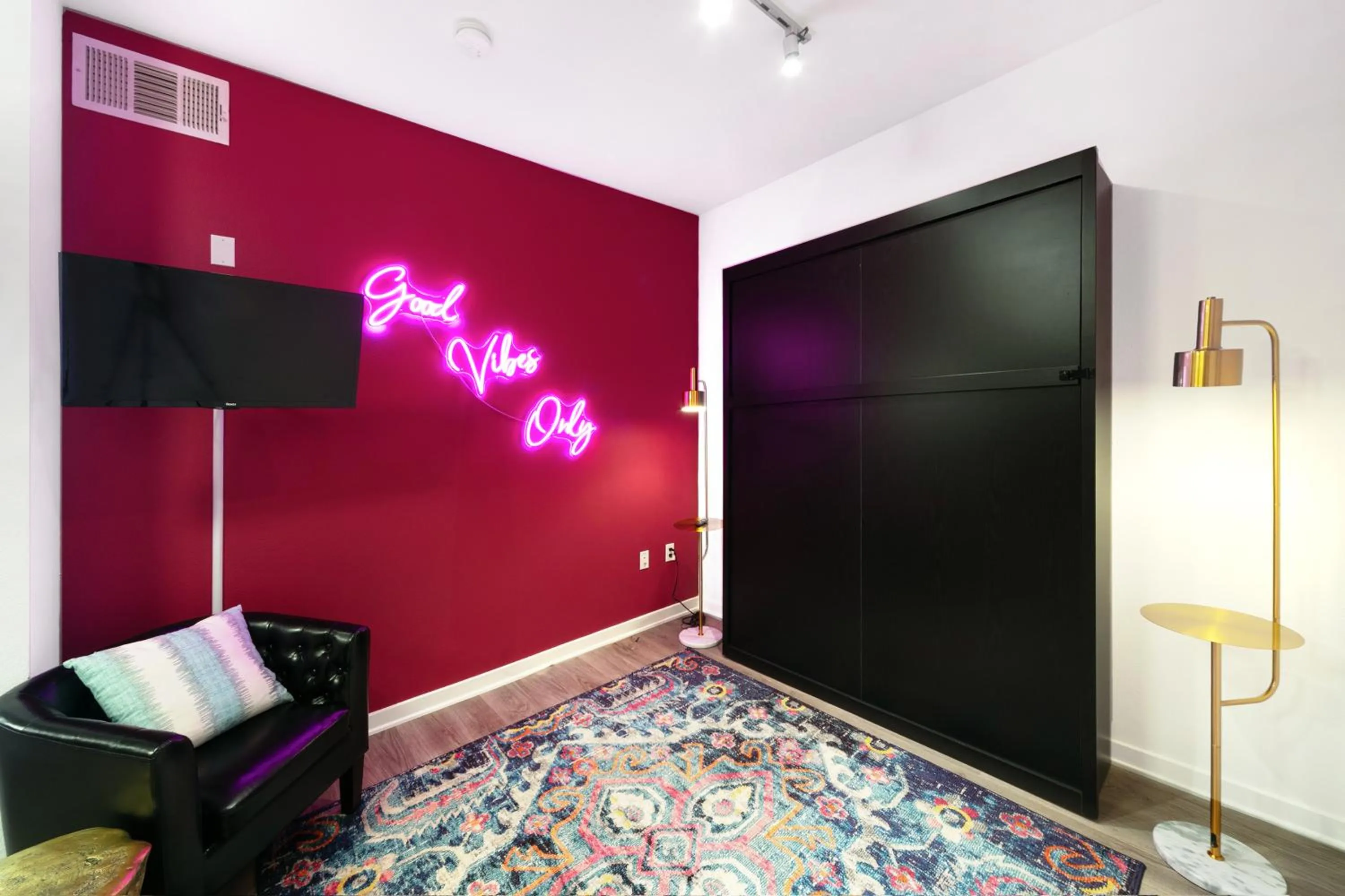 Bed in Fairfax District Chic City Oasis 2 BR Apt with Den 136