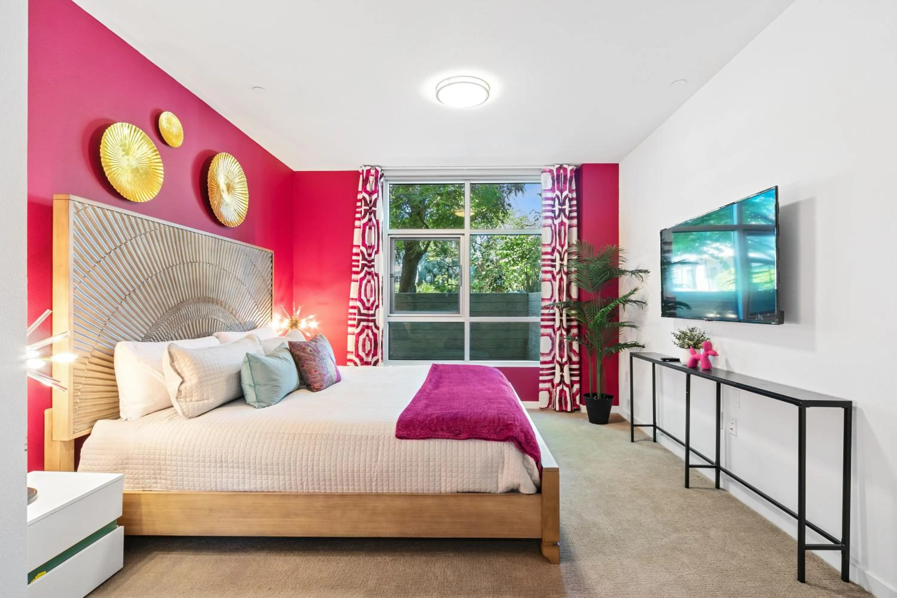 Bed in Fairfax District Chic City Oasis 2 BR Apt with Den 136