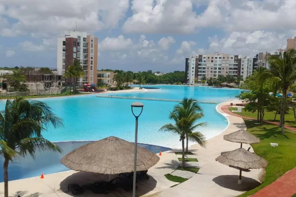 Pool view in Beautiful condo in Cancun! Dreams Lagoon