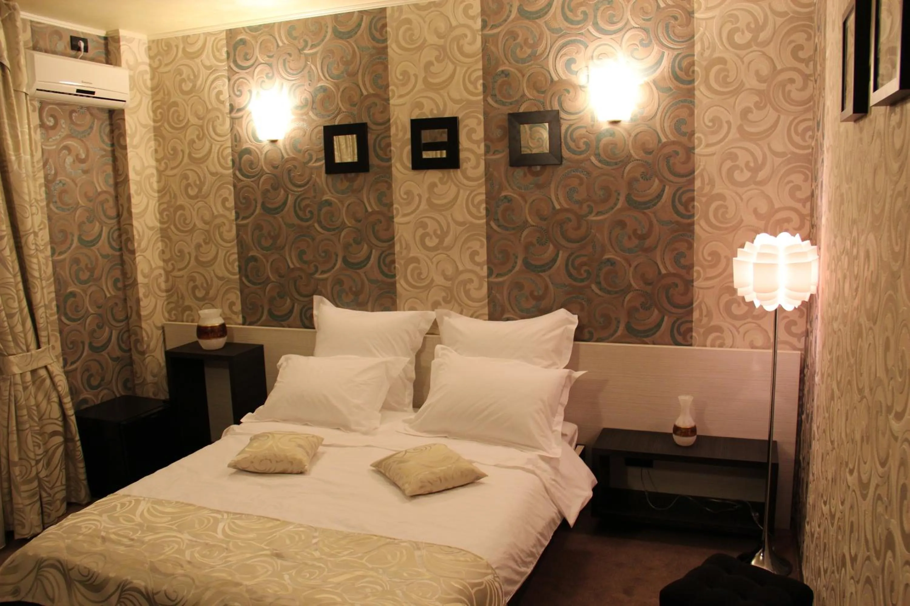 Photo of the whole room, Bed in Enigma Pension