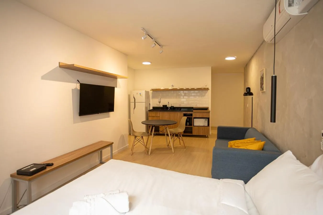 Photo of the whole room, Bed in 360 Rio Santos Dumont