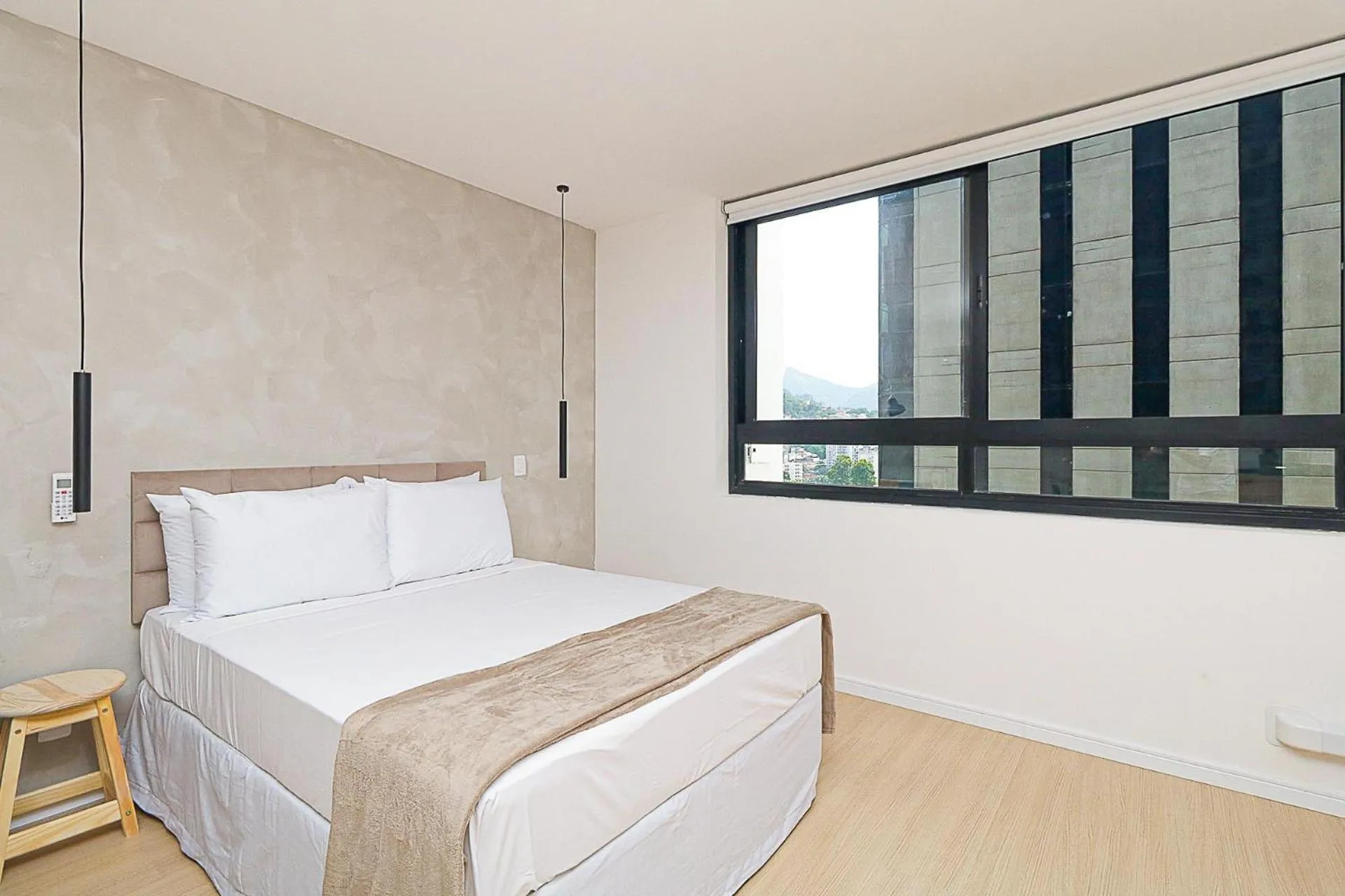 Photo of the whole room, Bed in 360 Rio Santos Dumont