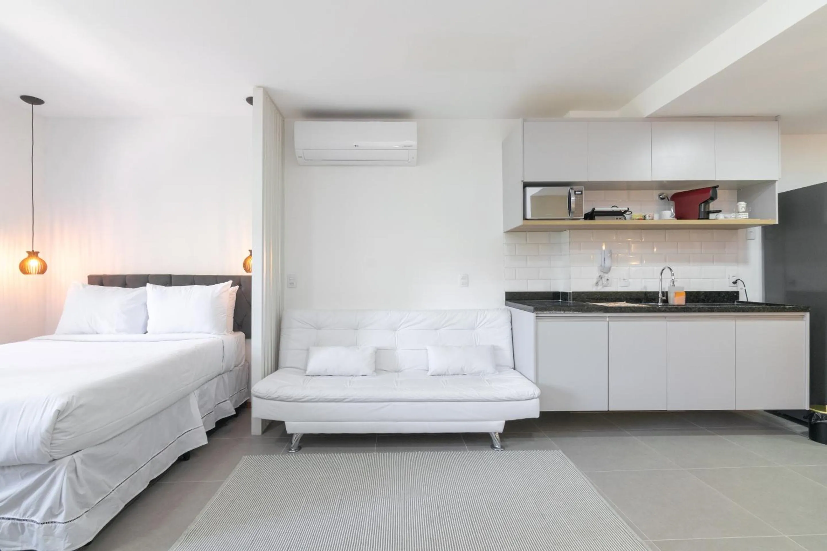 Photo of the whole room, Bed in 360 Rio Santos Dumont