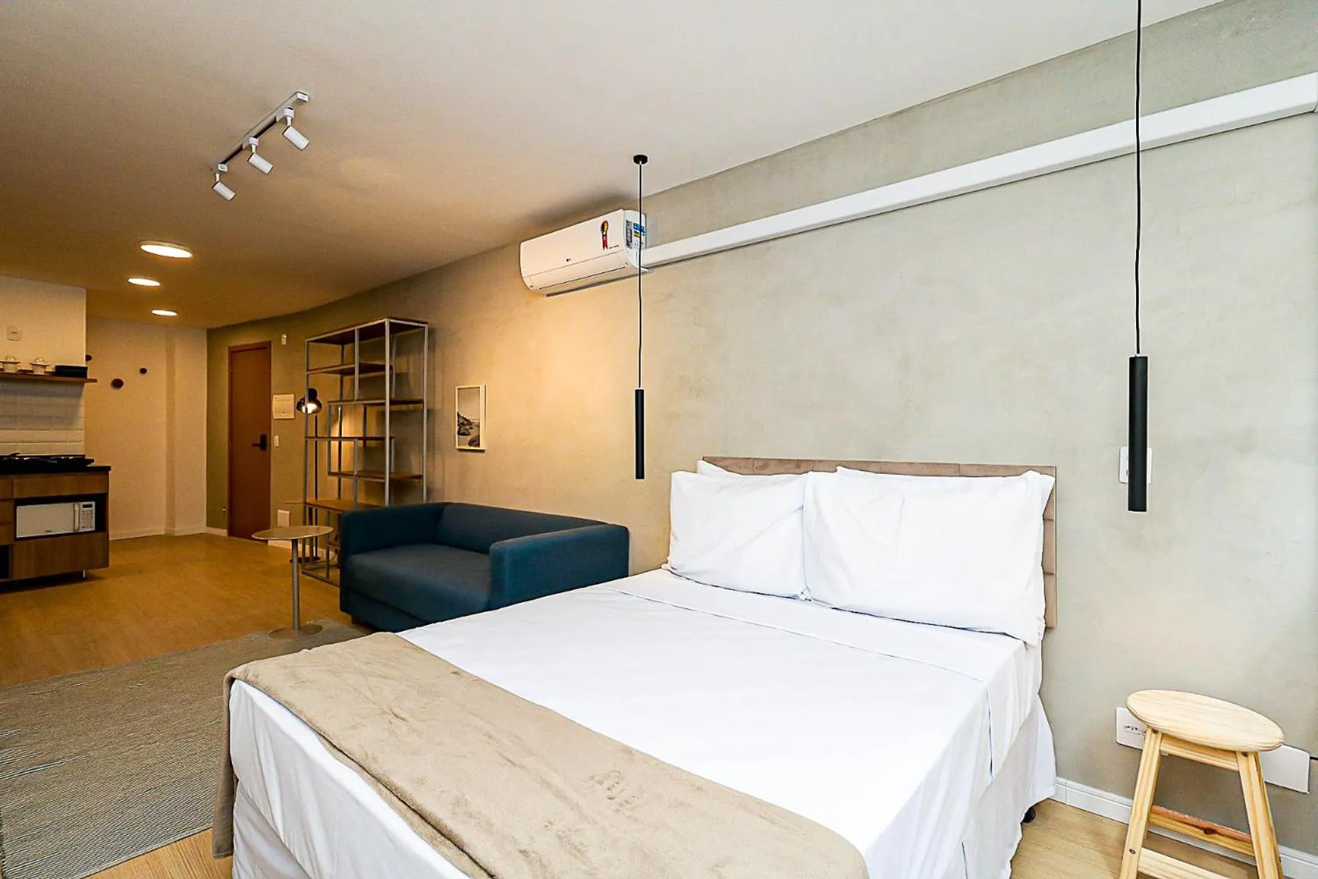 Photo of the whole room, Bed in 360 Rio Santos Dumont