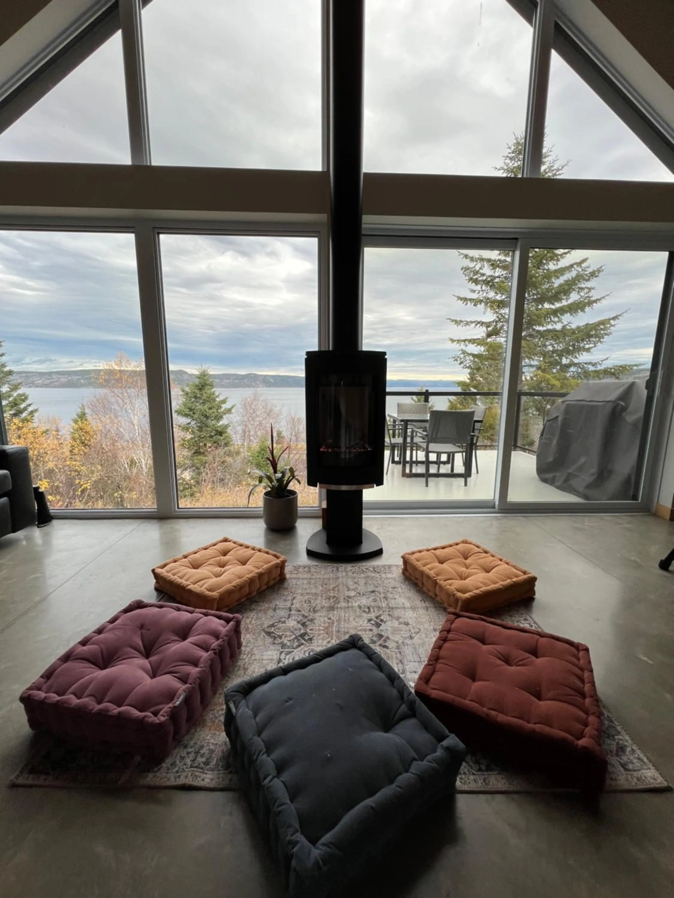 Communal lounge/ TV room in Magical Loft : Breathtaking View & Cozy Fireplace