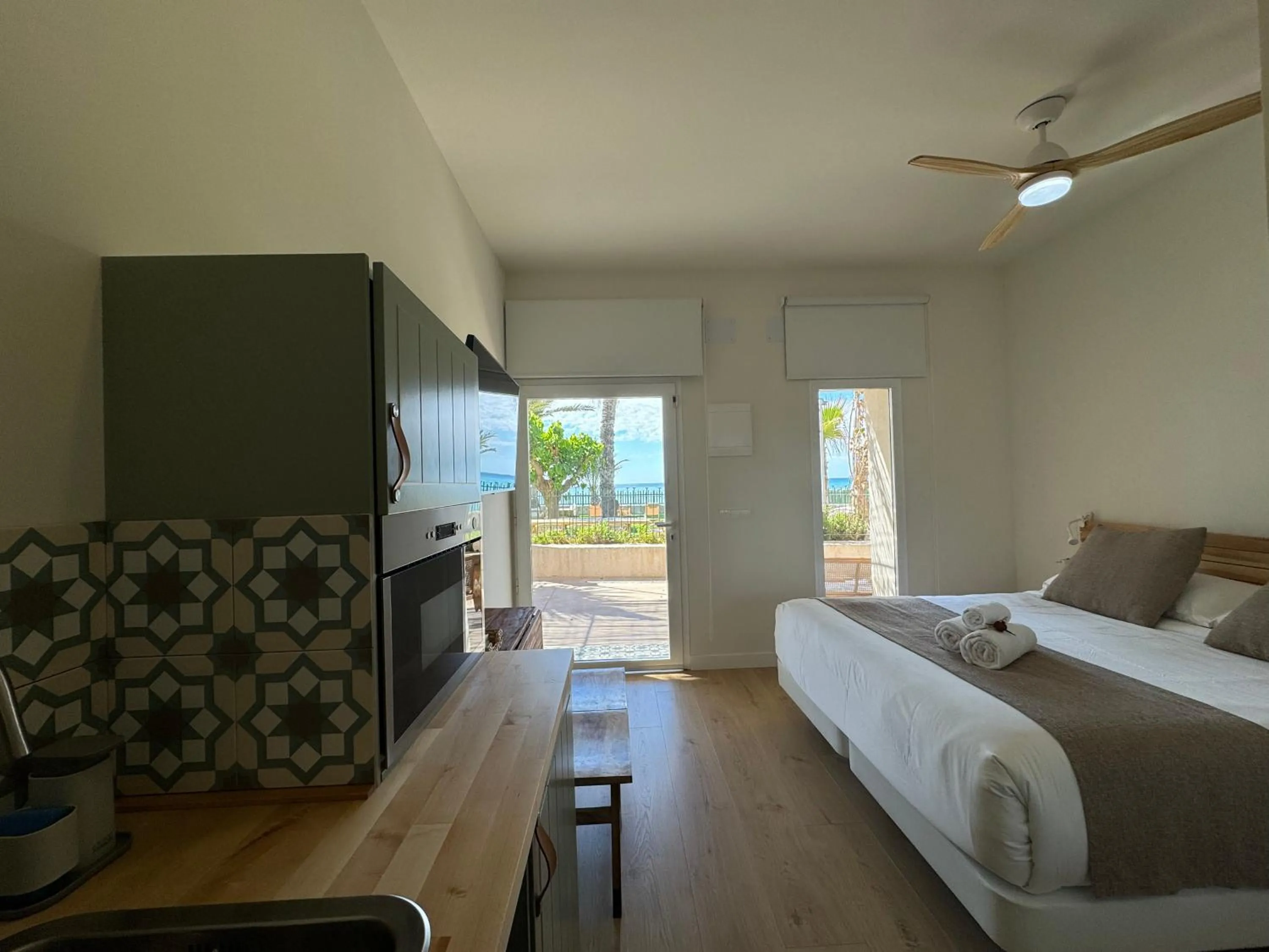 kitchen, Bed in Paradisun Villajoyosa - Adults Only Recommended