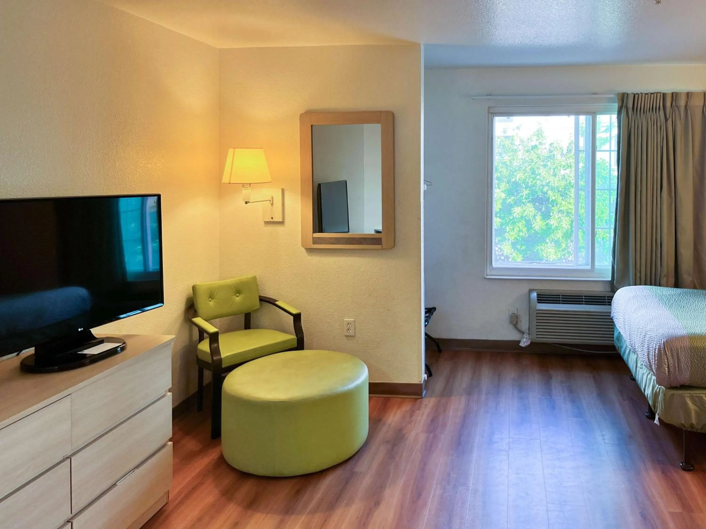 Bedroom, Bed in Studio 6 Belmont, CA San Francisco Redwood