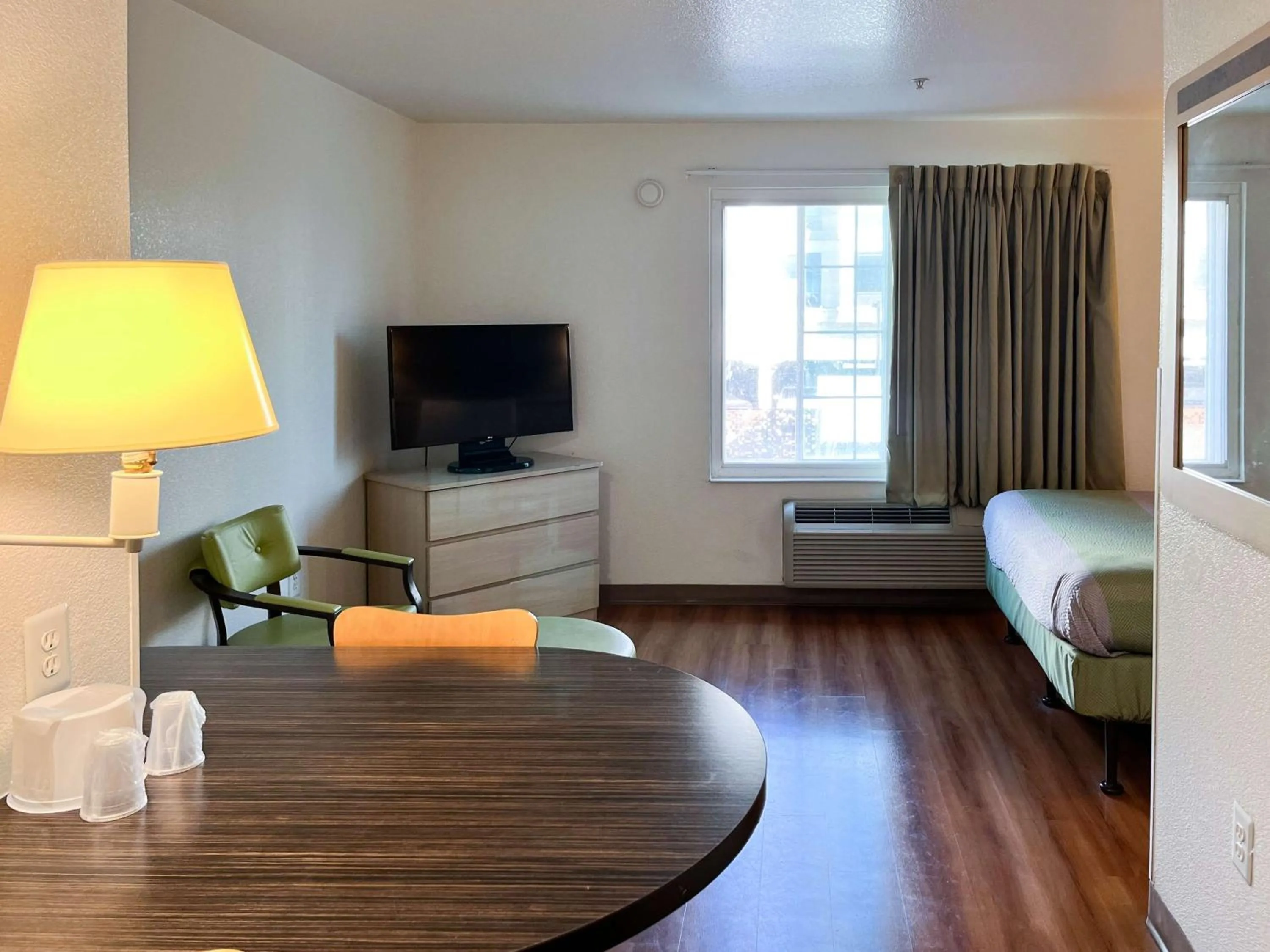 Bedroom, Bed in Studio 6 Belmont, CA San Francisco Redwood