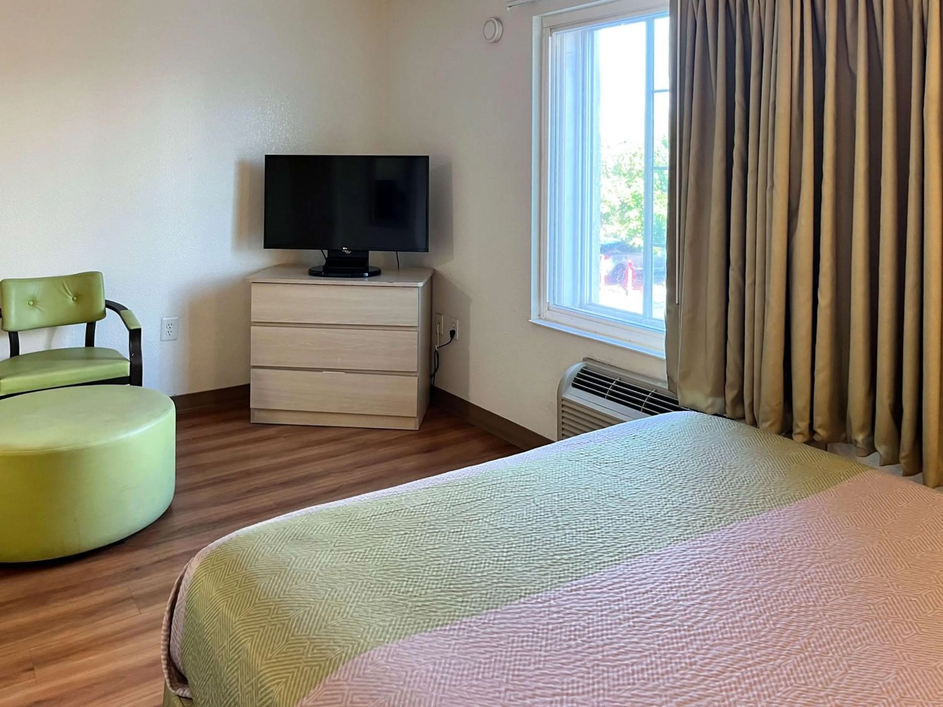 Bedroom, Bed in Studio 6 Belmont, CA San Francisco Redwood