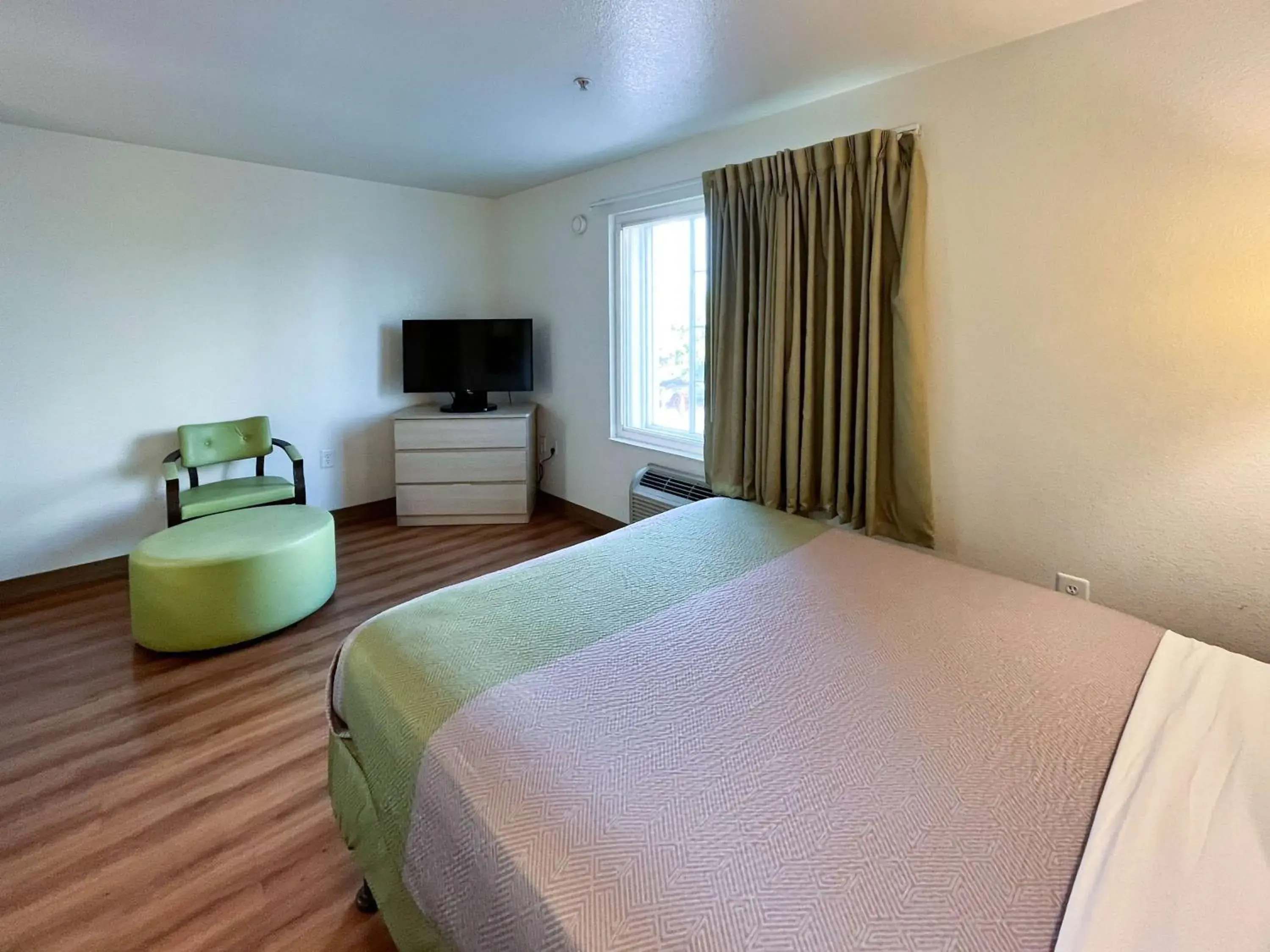 Bedroom, Bed in Studio 6 Belmont, CA San Francisco Redwood Bedroom, Bed in Studio 6 Belmont, CA San Francisco Redwood