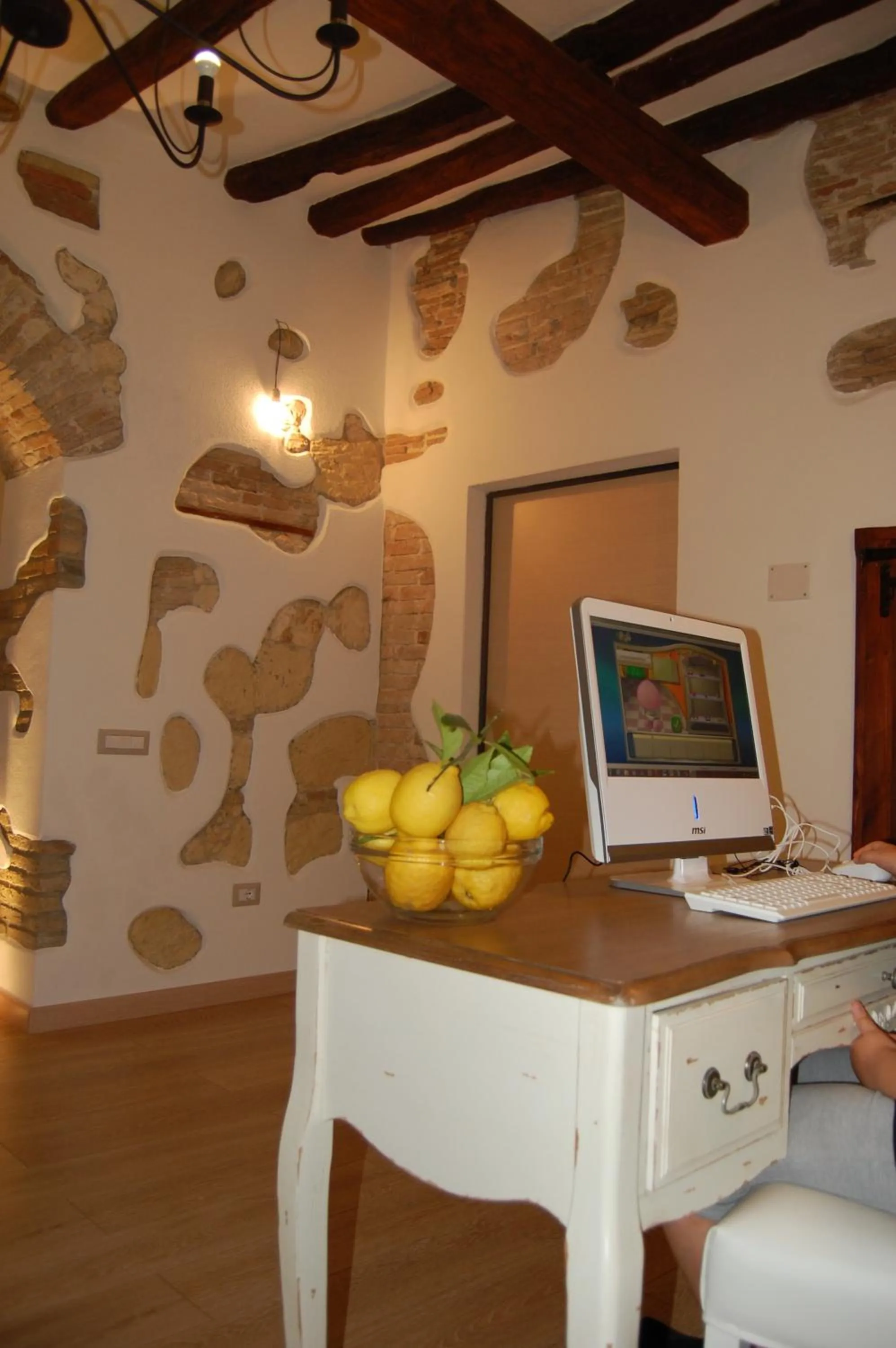 Business facilities in Archè
