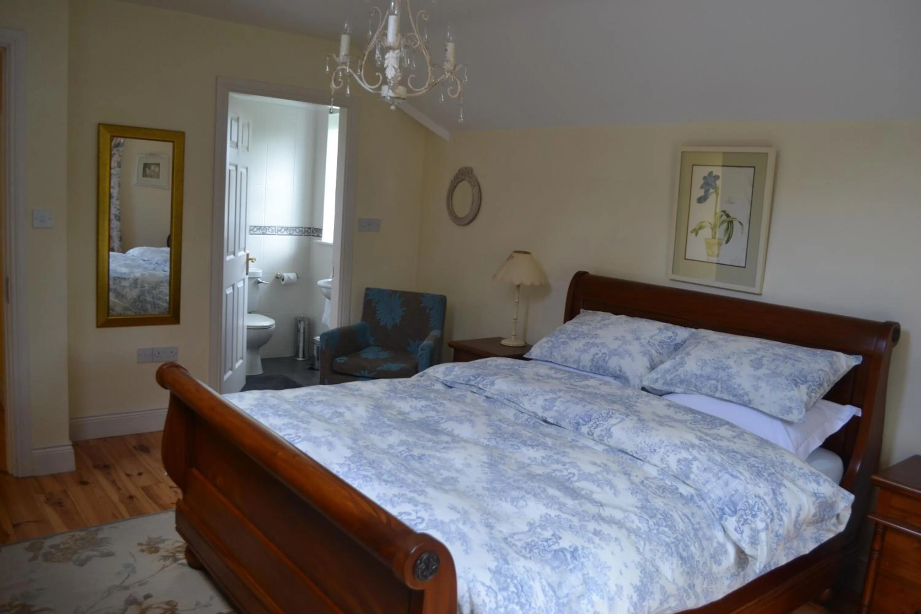 Photo of the whole room, Bed in Guaire House Killarney