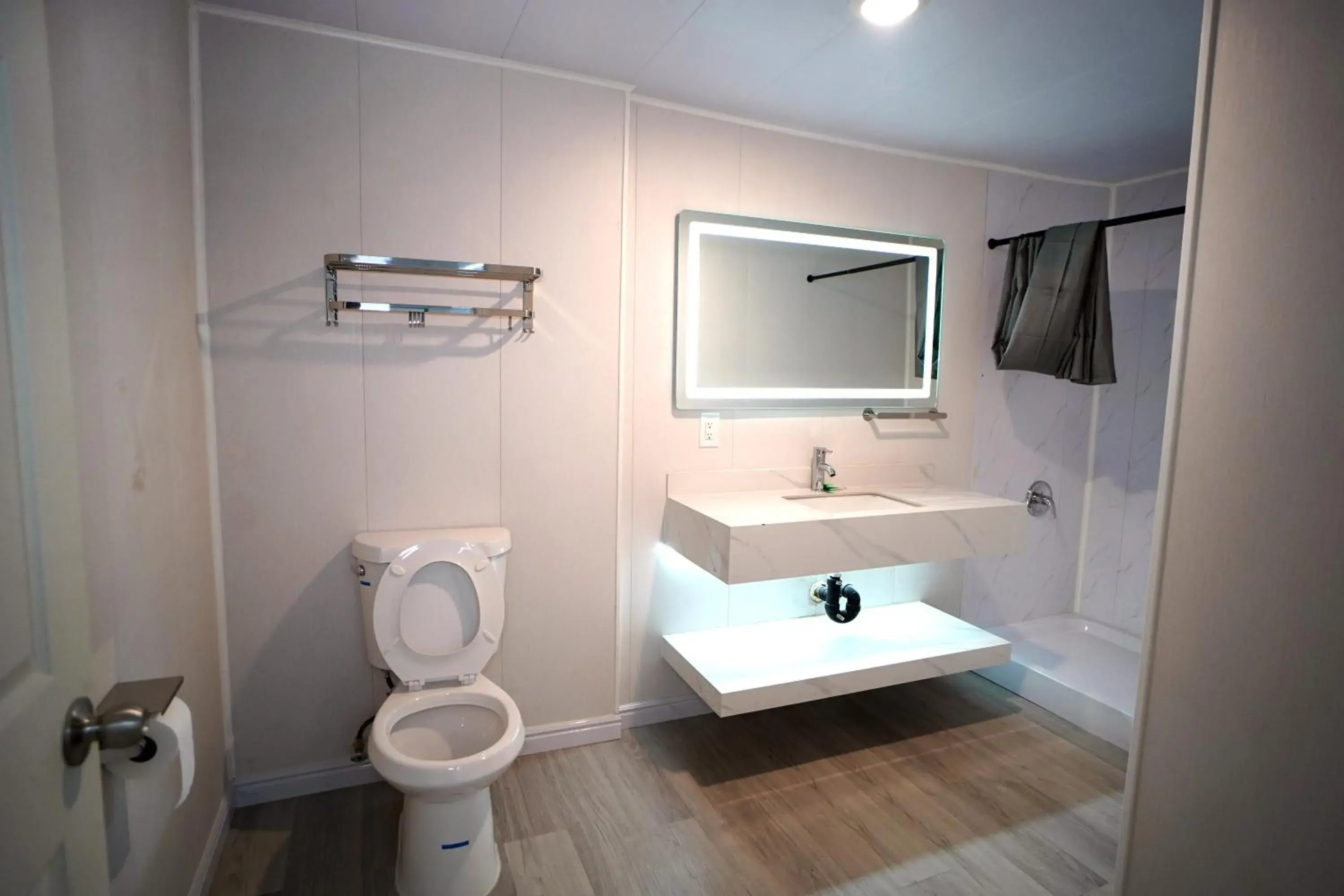 King Room with Roll-In Shower - Disability Access in Airport Stay Motel King Room with Roll-In Shower - Disability Access in Airport Stay Motel