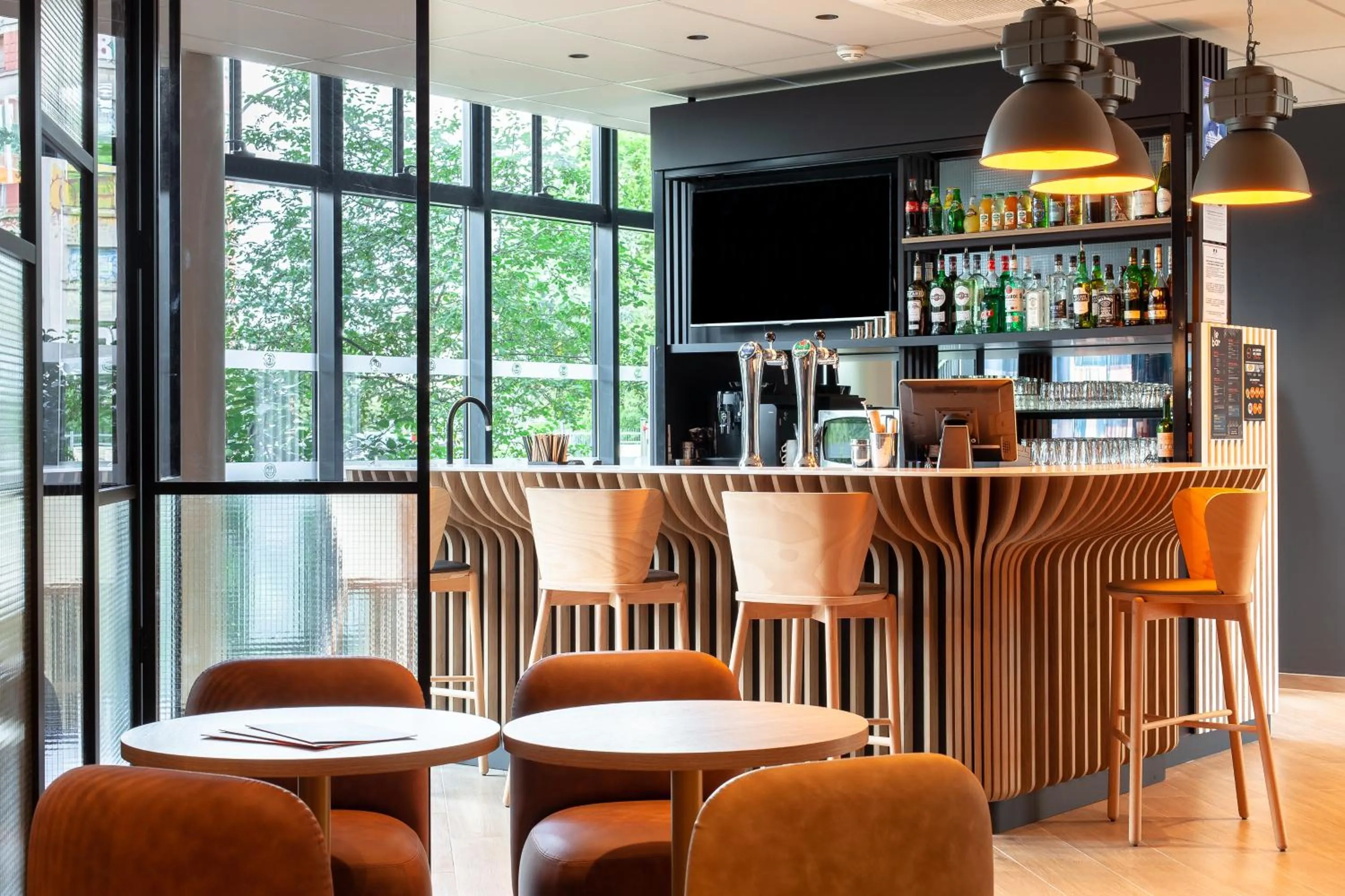 Lounge or bar in B&B HOTEL Paris Porte des Lilas