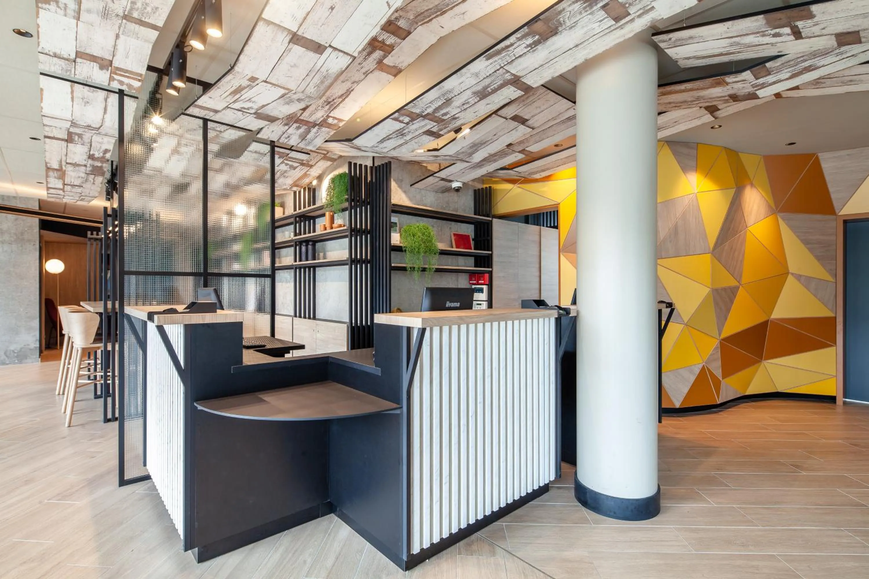 Lobby or reception in B&B HOTEL Paris Porte des Lilas