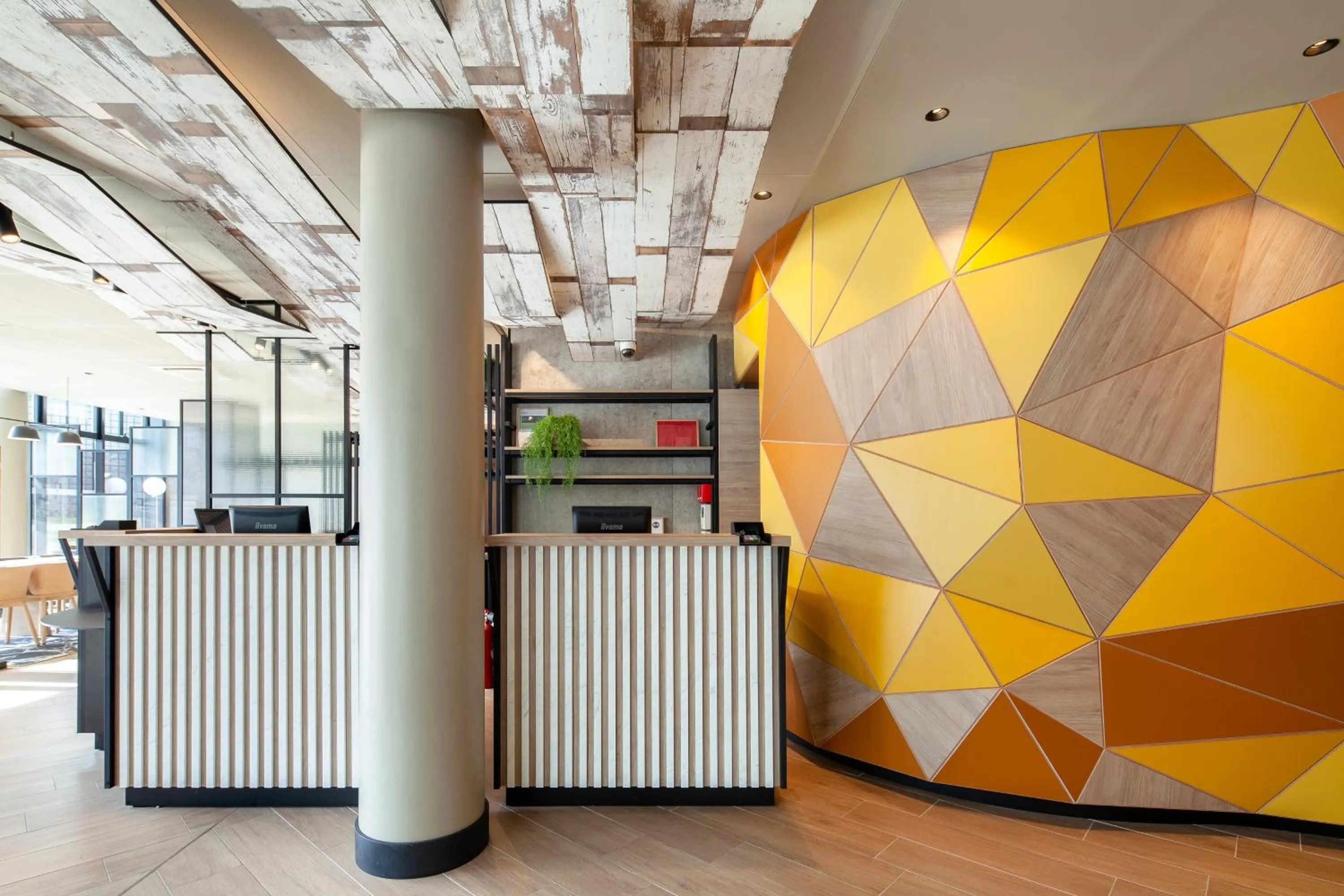 Lobby or reception in B&B HOTEL Paris Porte des Lilas