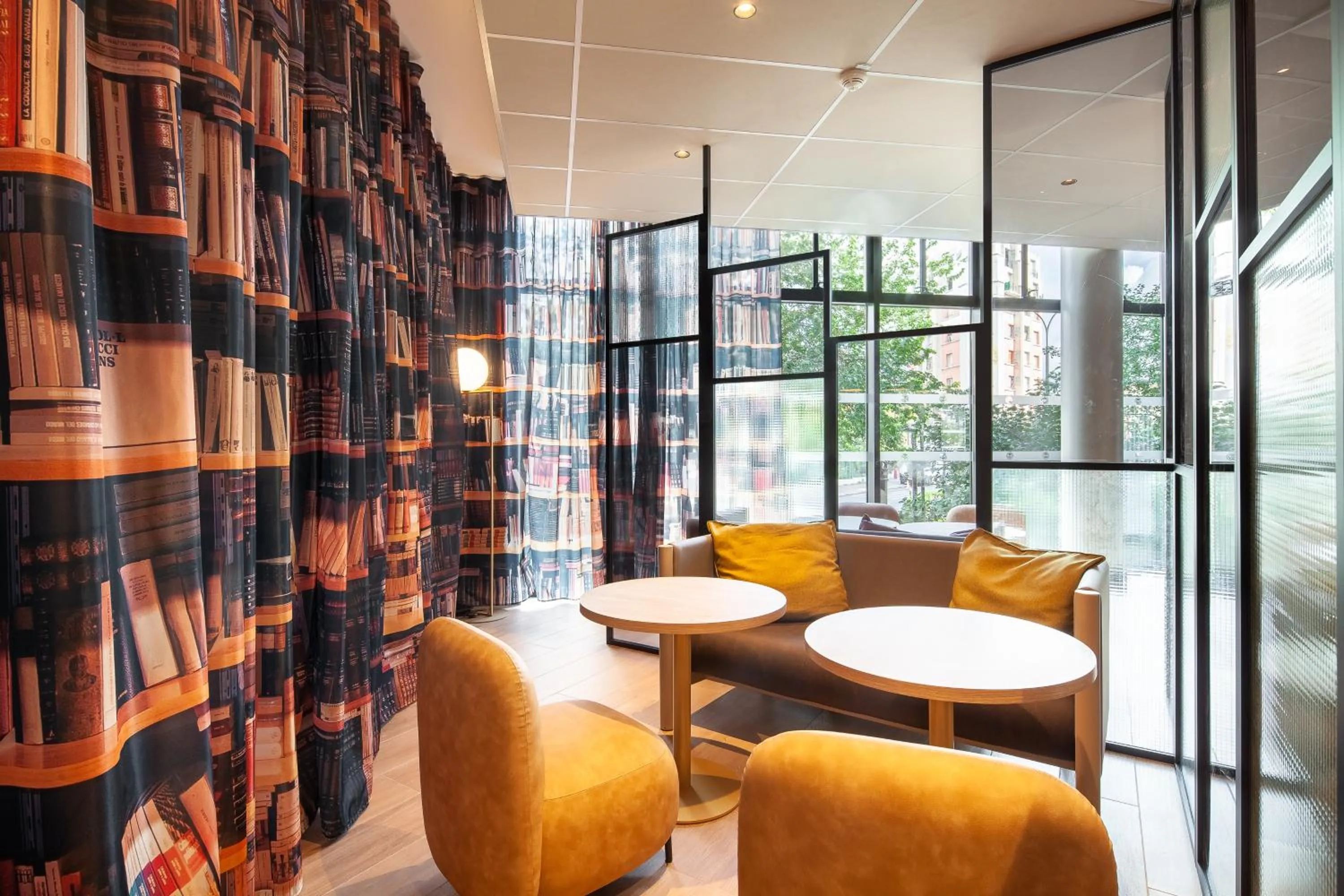 Lounge or bar in B&B HOTEL Paris Porte des Lilas