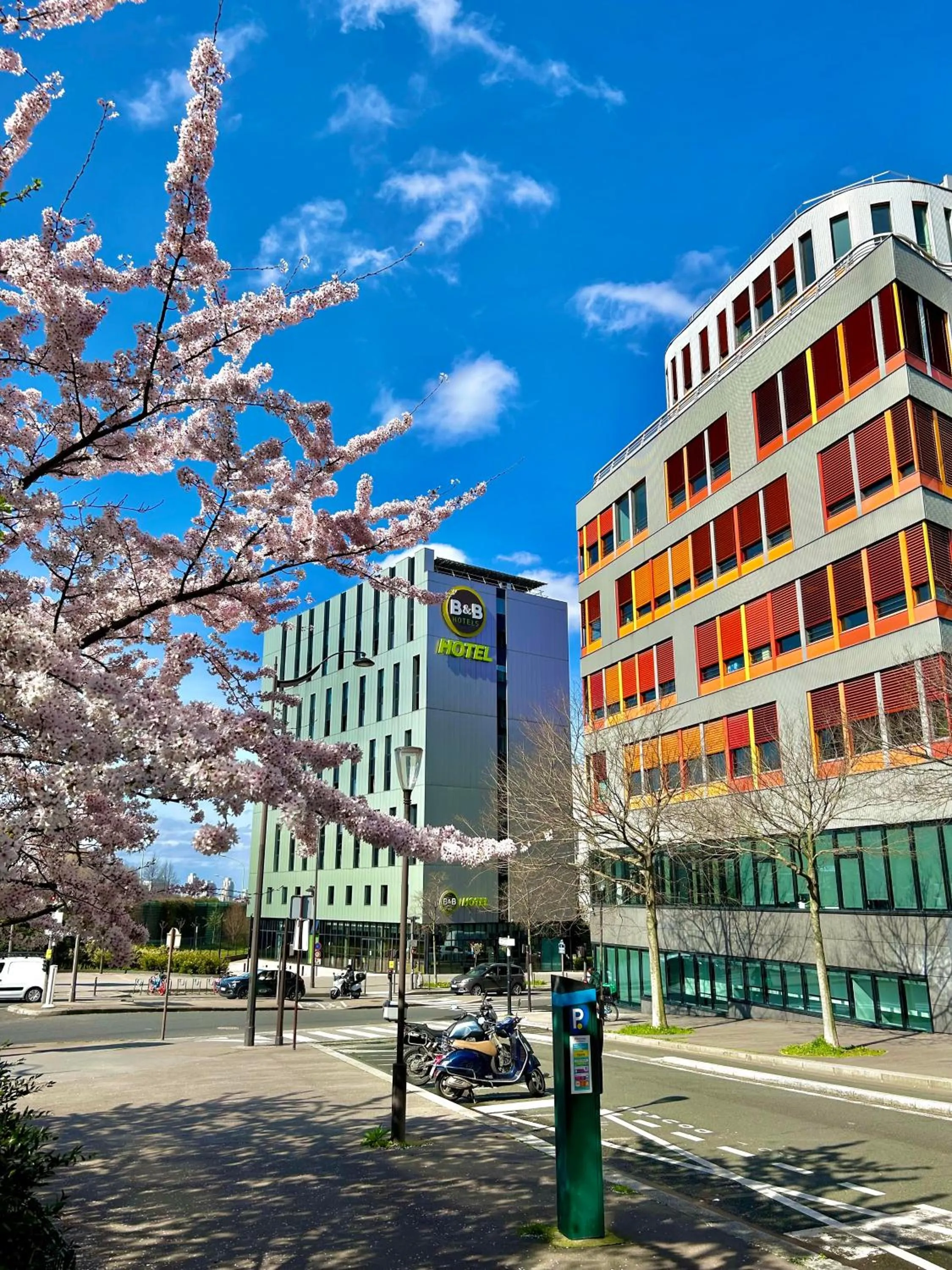 Neighbourhood in B&B HOTEL Paris Porte des Lilas