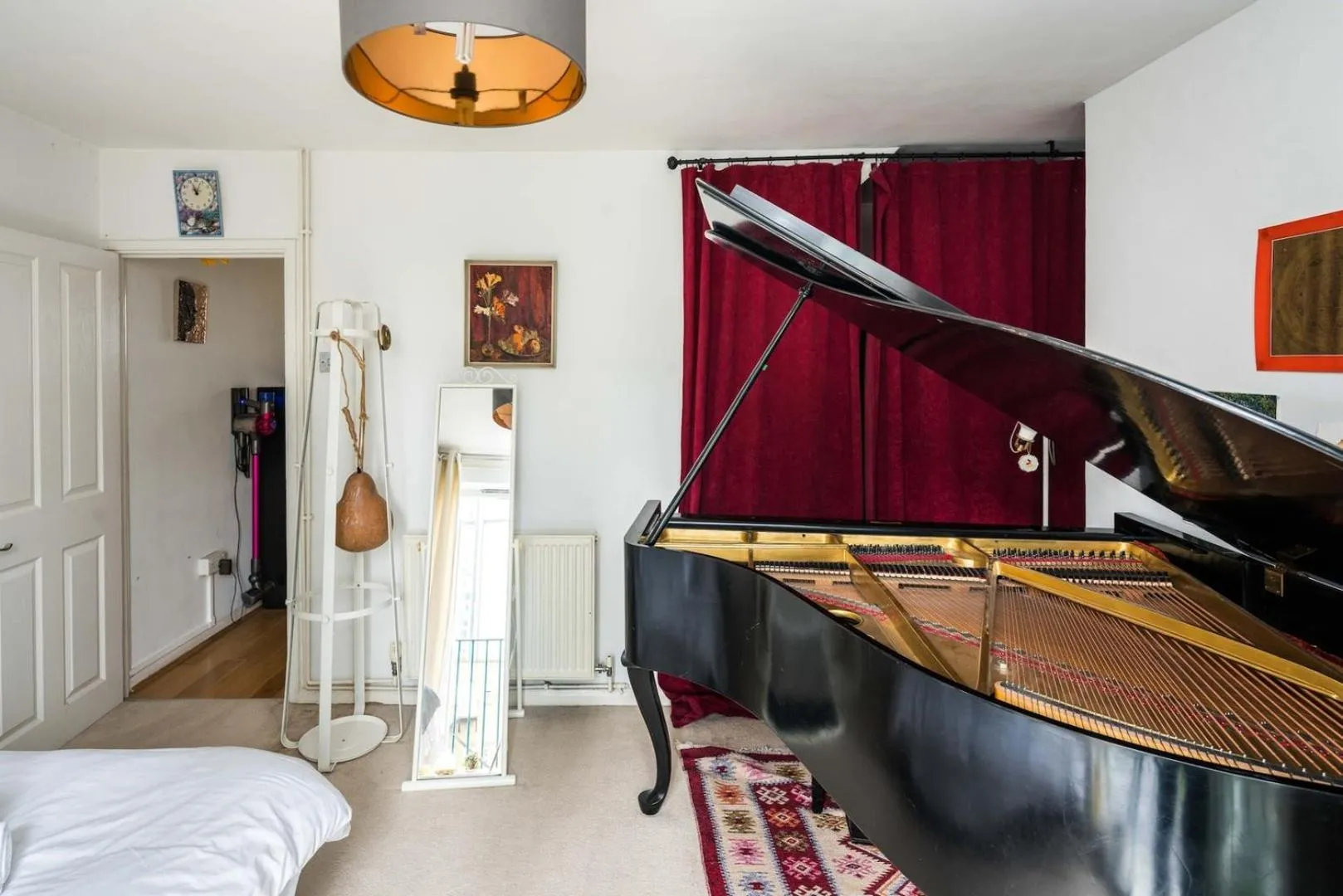 Bed in 2BD Stylish Home w/t Grand Piano Central London